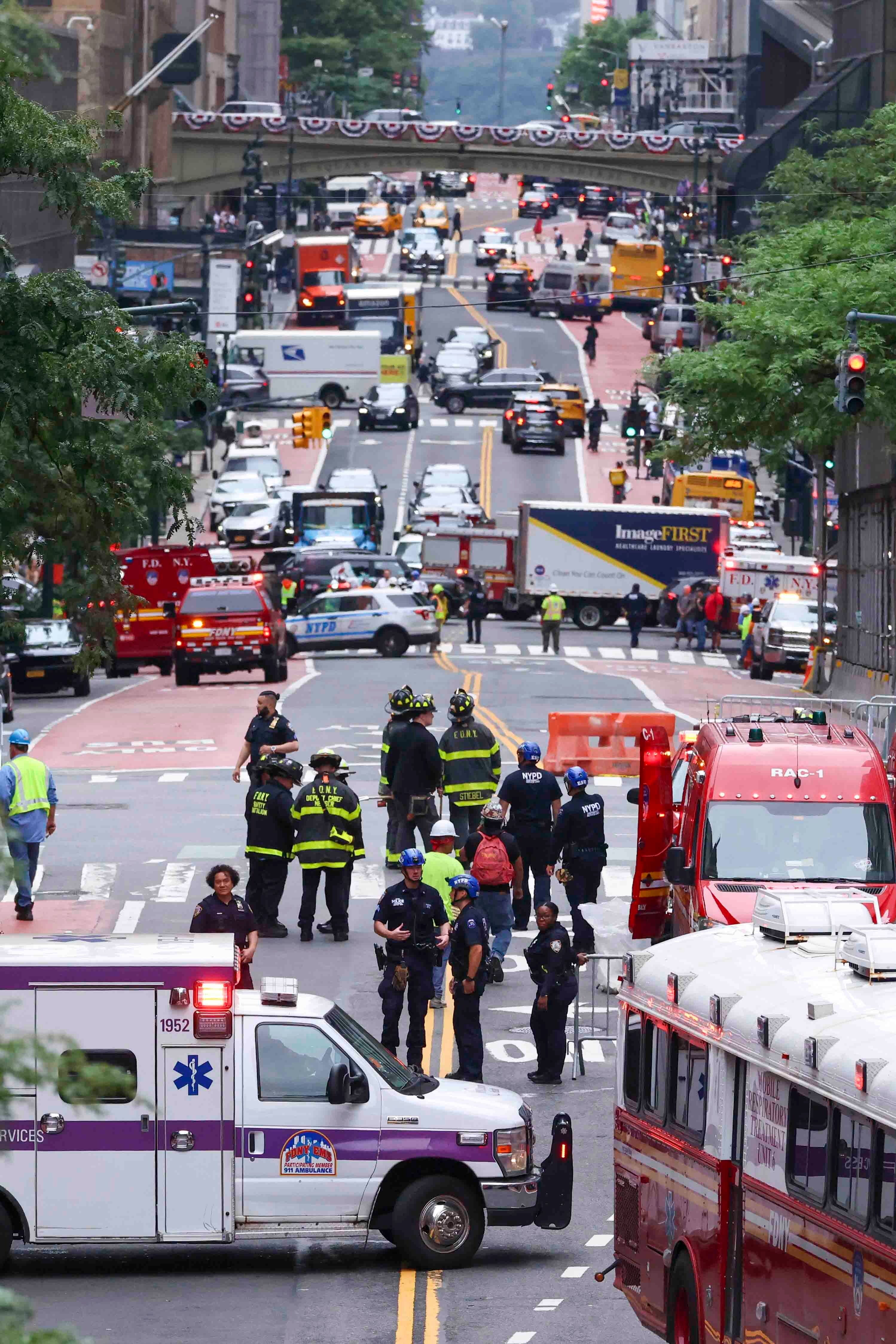 Feuerwehr, Polizei und Rettungsdienste sichern Straße in New York nach Baustellen-Notfall.
