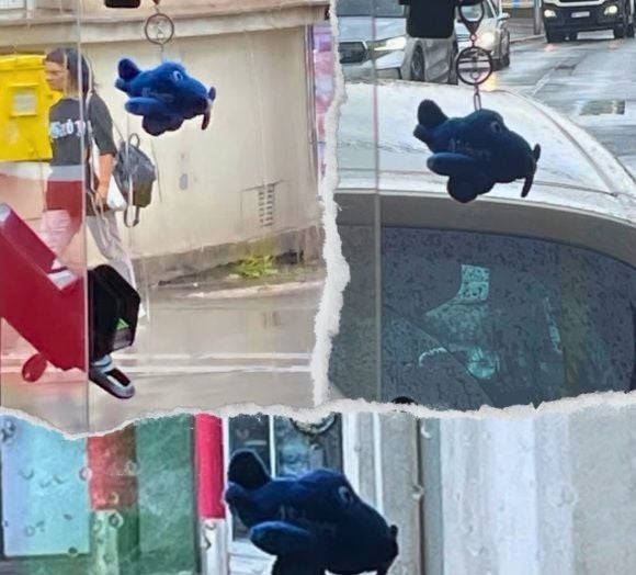 Drei Ansichten eines blauen Airbert-Schlüsselanhängers an einem Fenster im Regen.