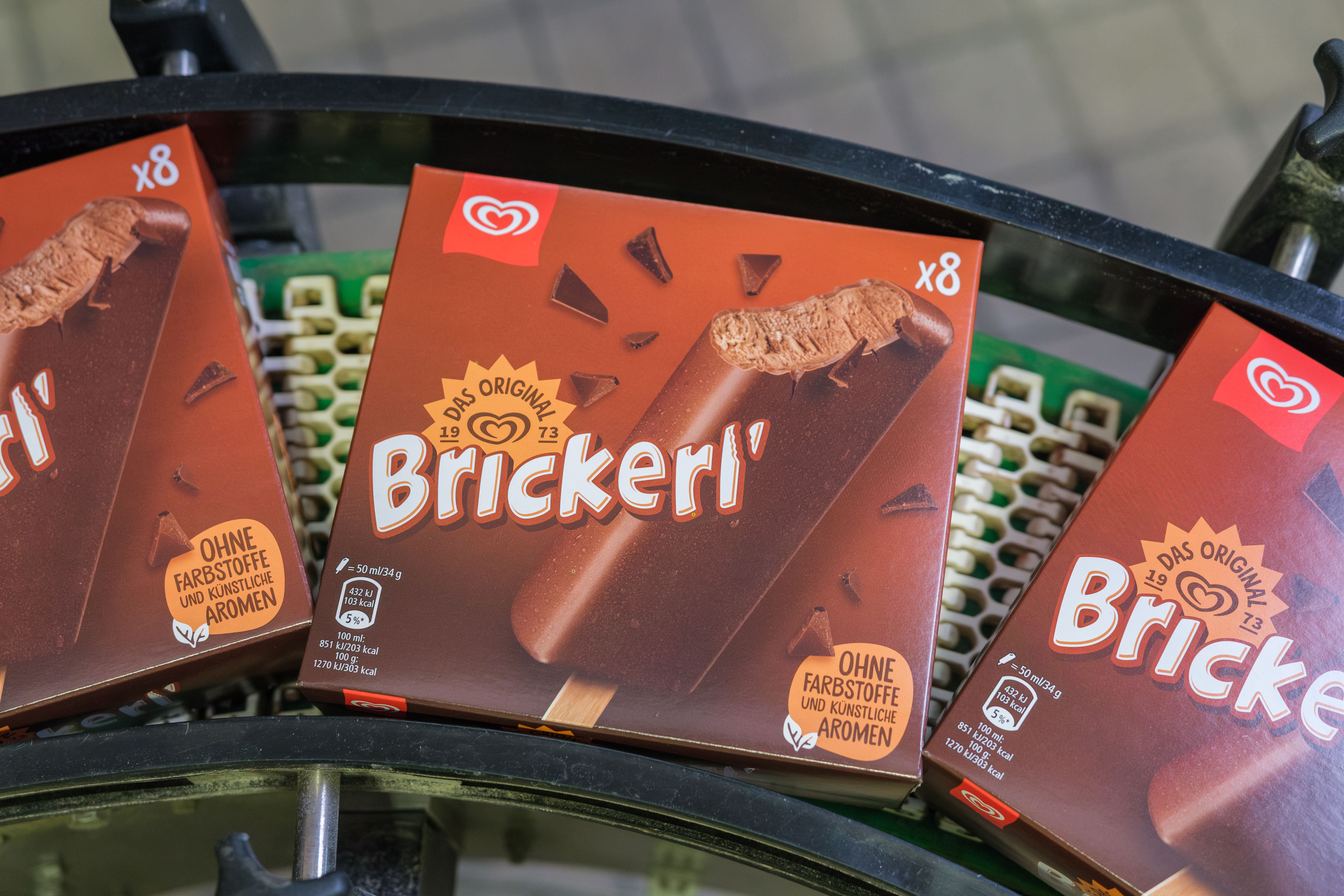 Eiskartons der Marke "Brickerl" auf einem Fließband in der Produktion bei Eskimo.