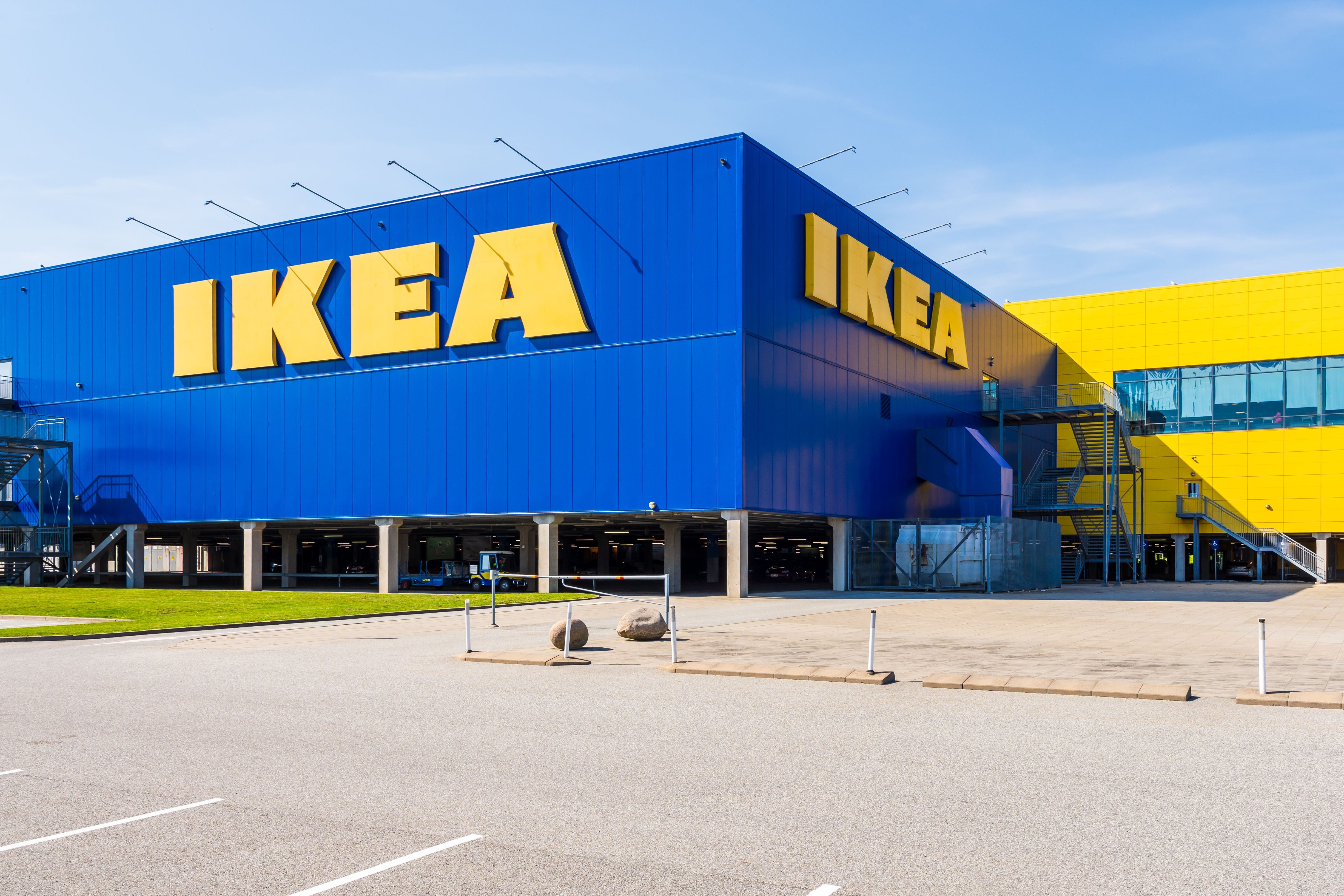 Großes IKEA-Gebäude mit blauer Fassade und gelben IKEA-Schriftzügen in Malmö, Schweden.