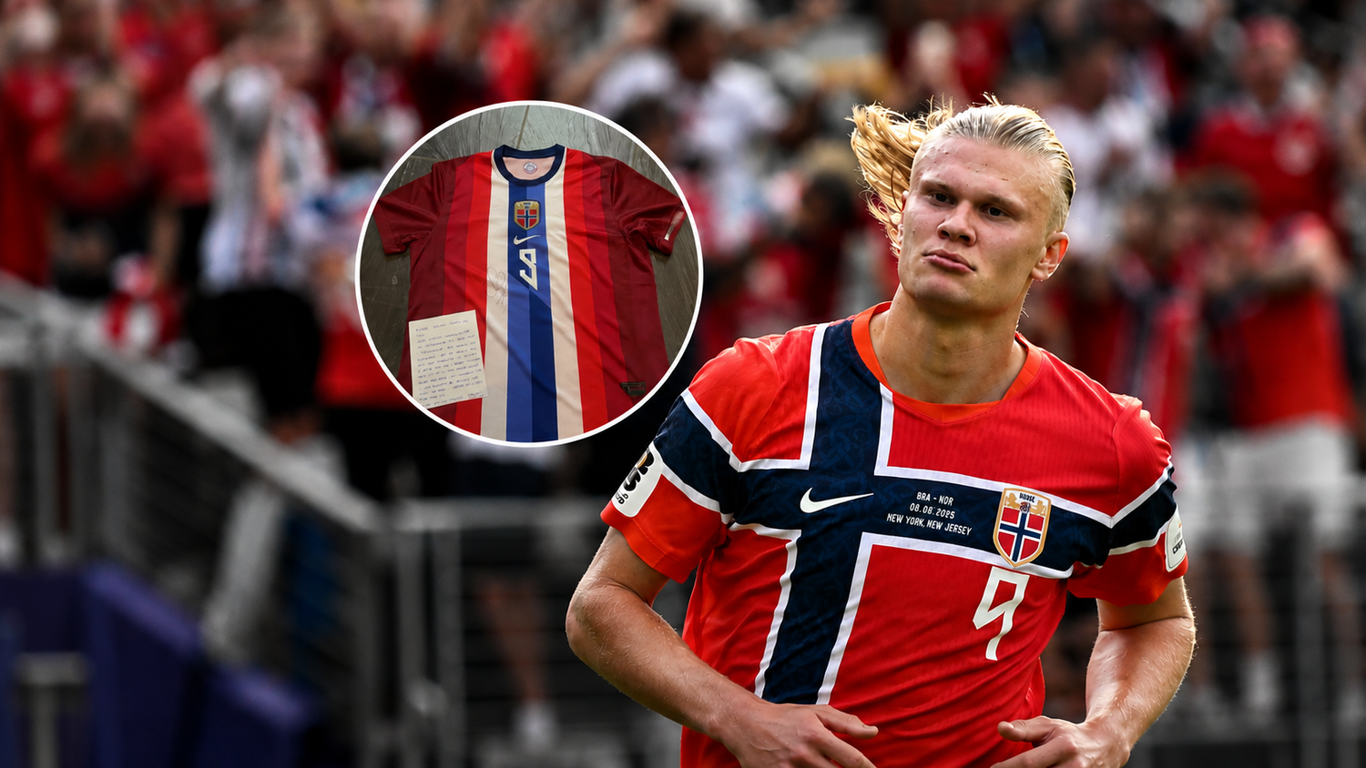 Norwegischer Fußballspieler im roten Trikot jubelt vor jubelnden Fans im Stadion.