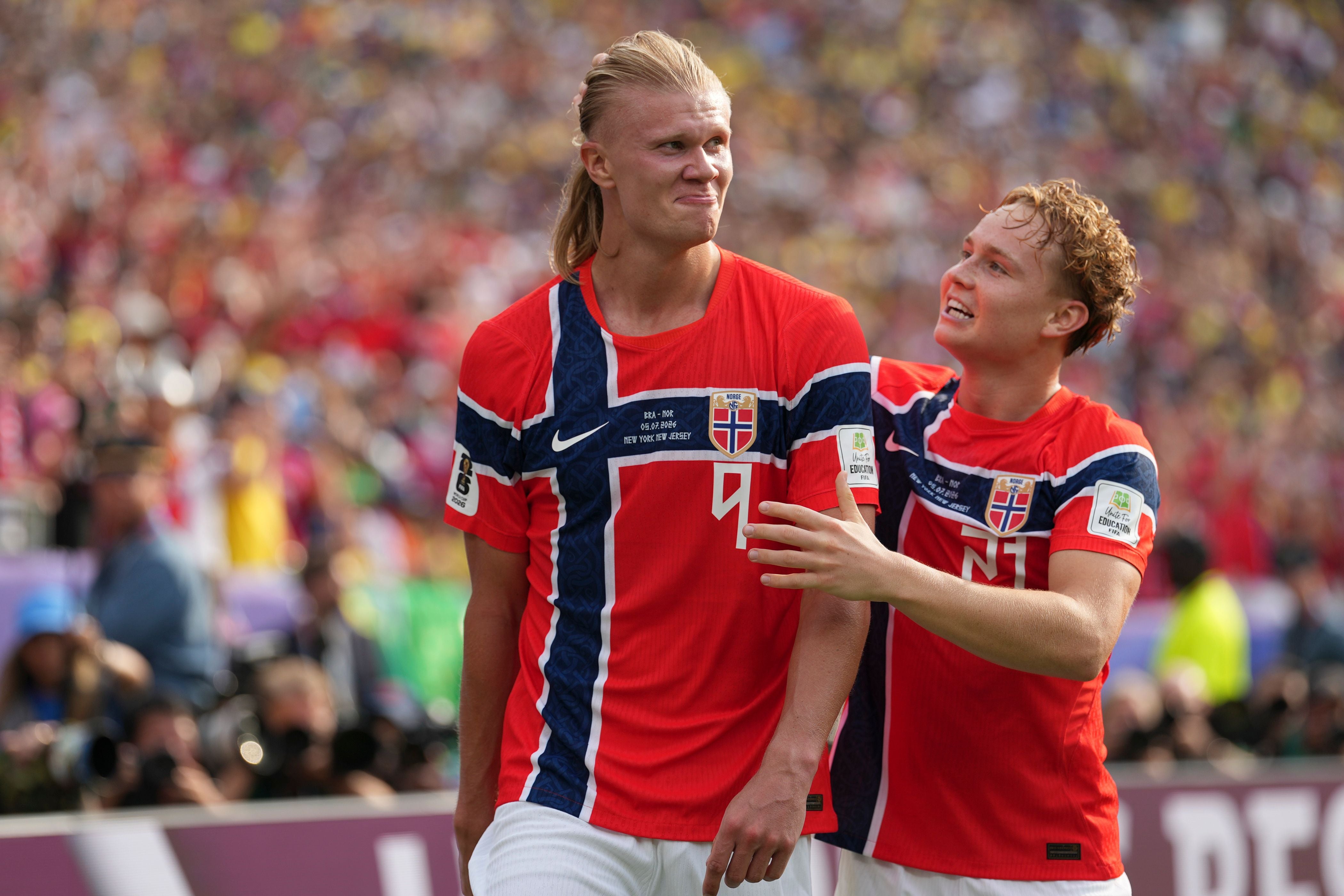 Zwei norwegische Fußballspieler im roten Trikot jubeln bei der Fußball-WM 2026.