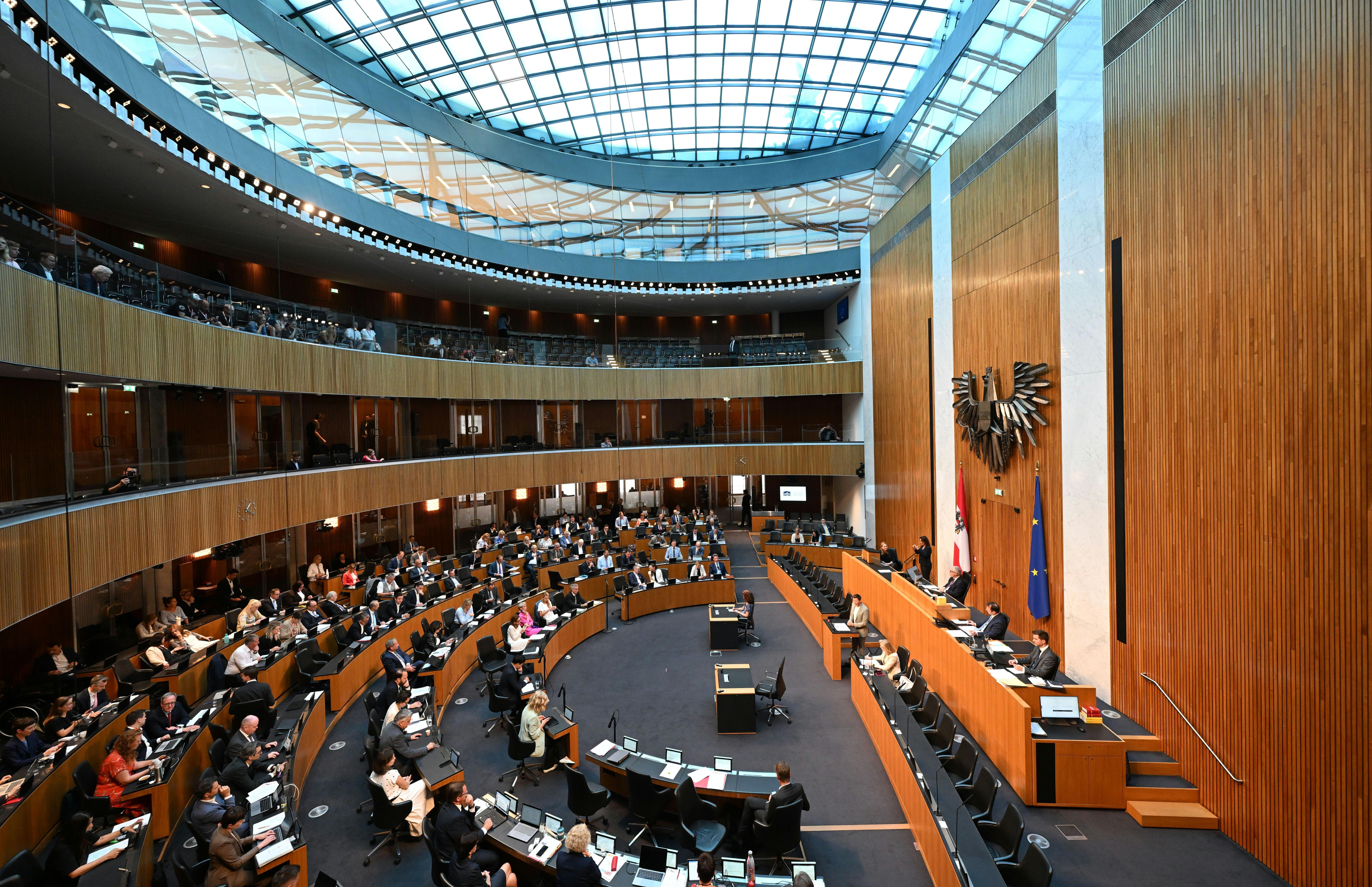 Blick in den Sitzungssaal des österreichischen Nationalrats mit Abgeordneten bei einer Plenarsitzung.