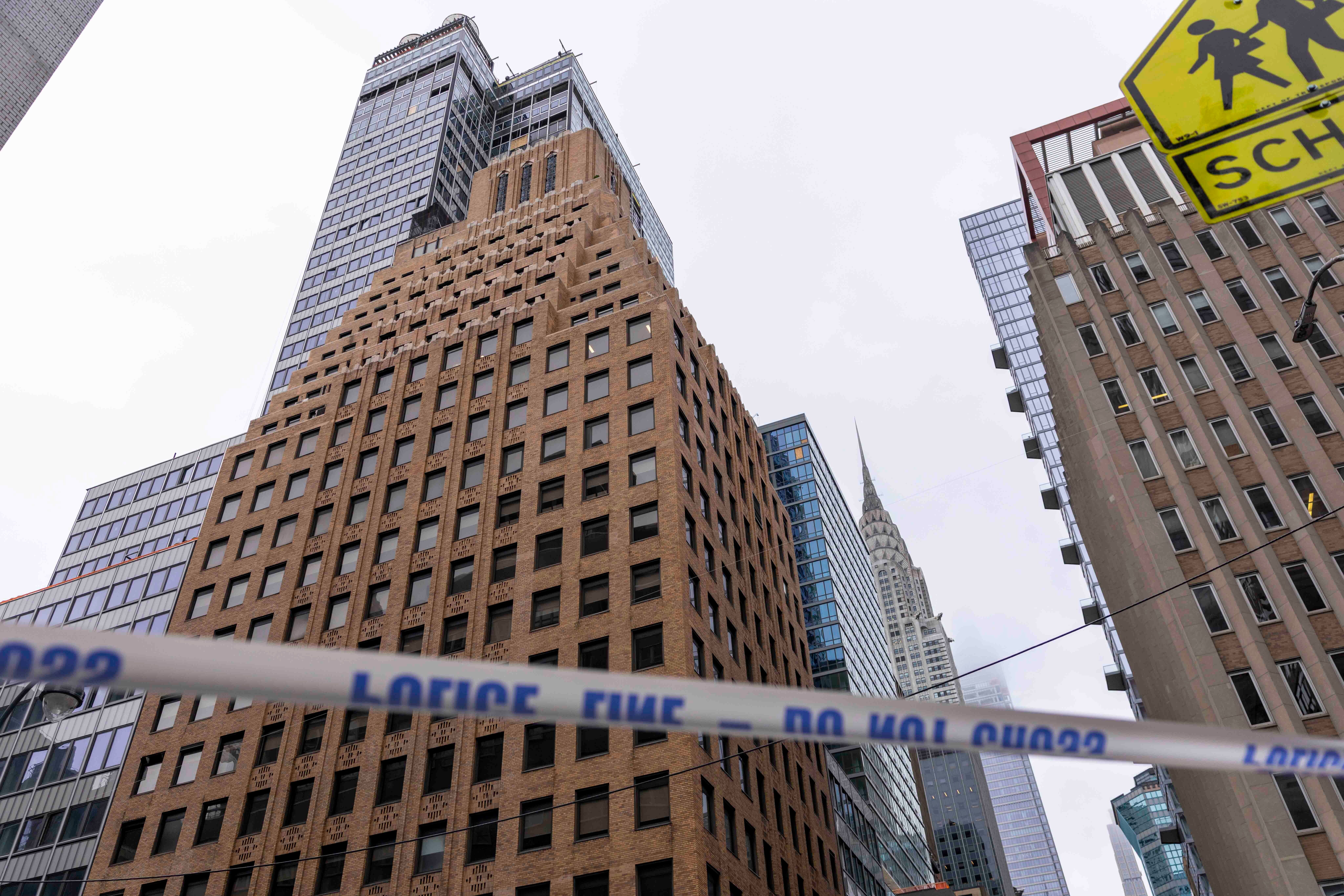 Einsatzkräfte sind bei einem im Bau befindlichen 38-stöckigen Gebäude in Midtown Manhattan im Einsatz, nachdem Arbeiter entdeckten, dass sich tragende Stützbalken zu verformen begannen. Mehrere umliegende Gebäude wurden vorsorglich evakuiert, darunter ein Hotel und eine Schule.