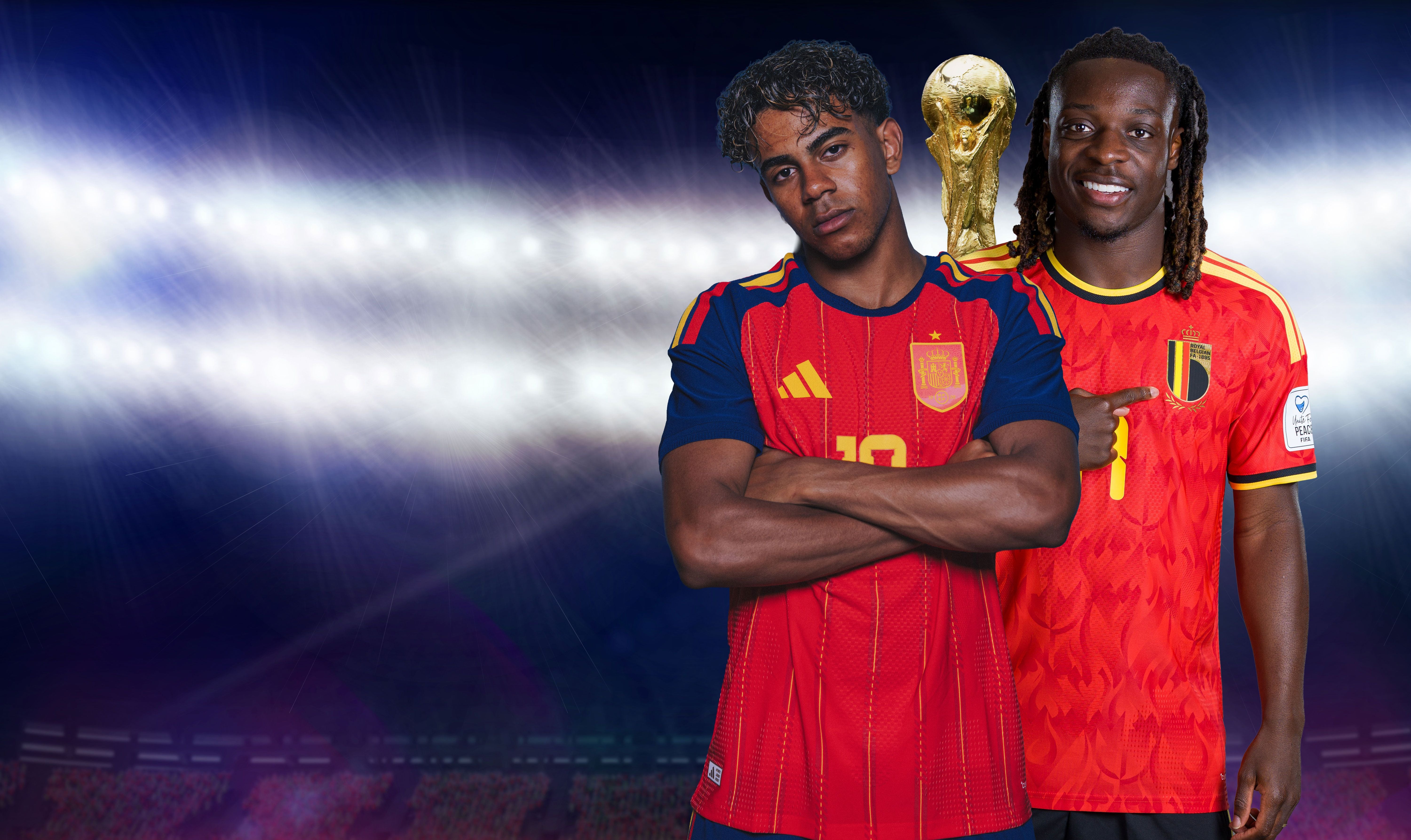 Zwei Fußballspieler aus Spanien und Belgien stehen vor beleuchtetem Stadion und WM-Pokal.