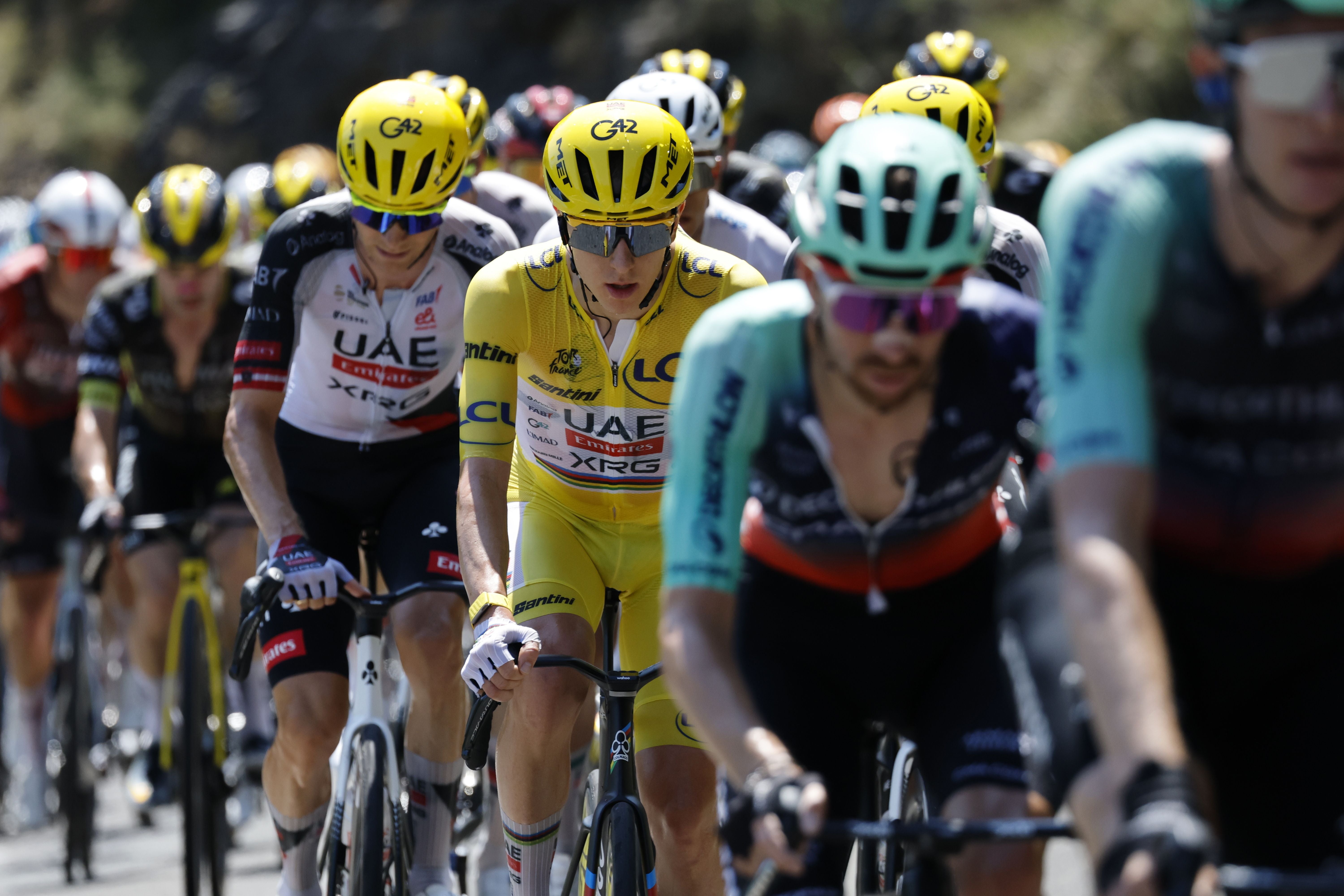 Radrennfahrer bei der Tour de France, der Führende trägt das Gelbe Trikot im Fahrerfeld.