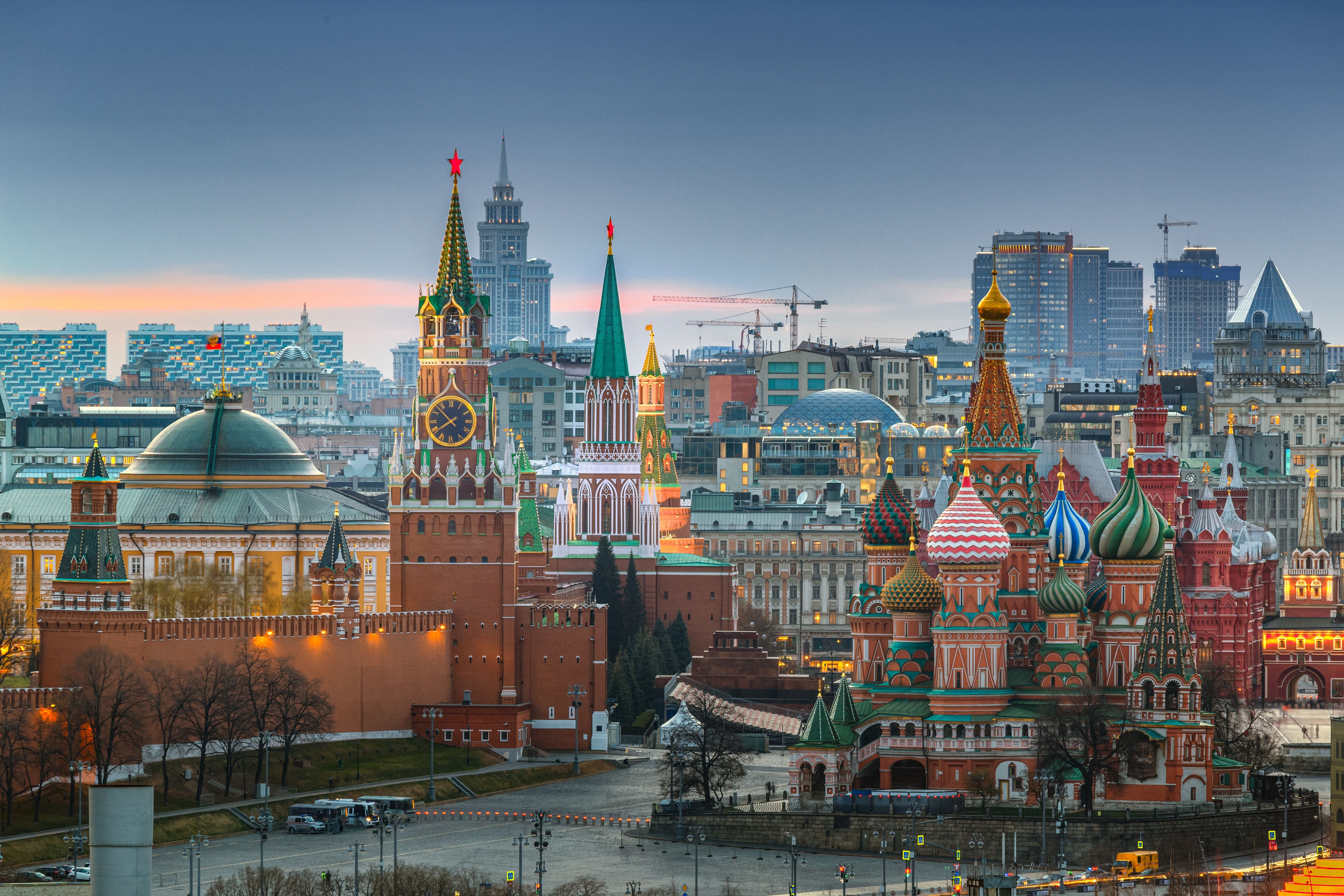 Abendliche Luftaufnahme von Moskau mit Kreml, Basilius-Kathedrale und Spasskaja-Turm.