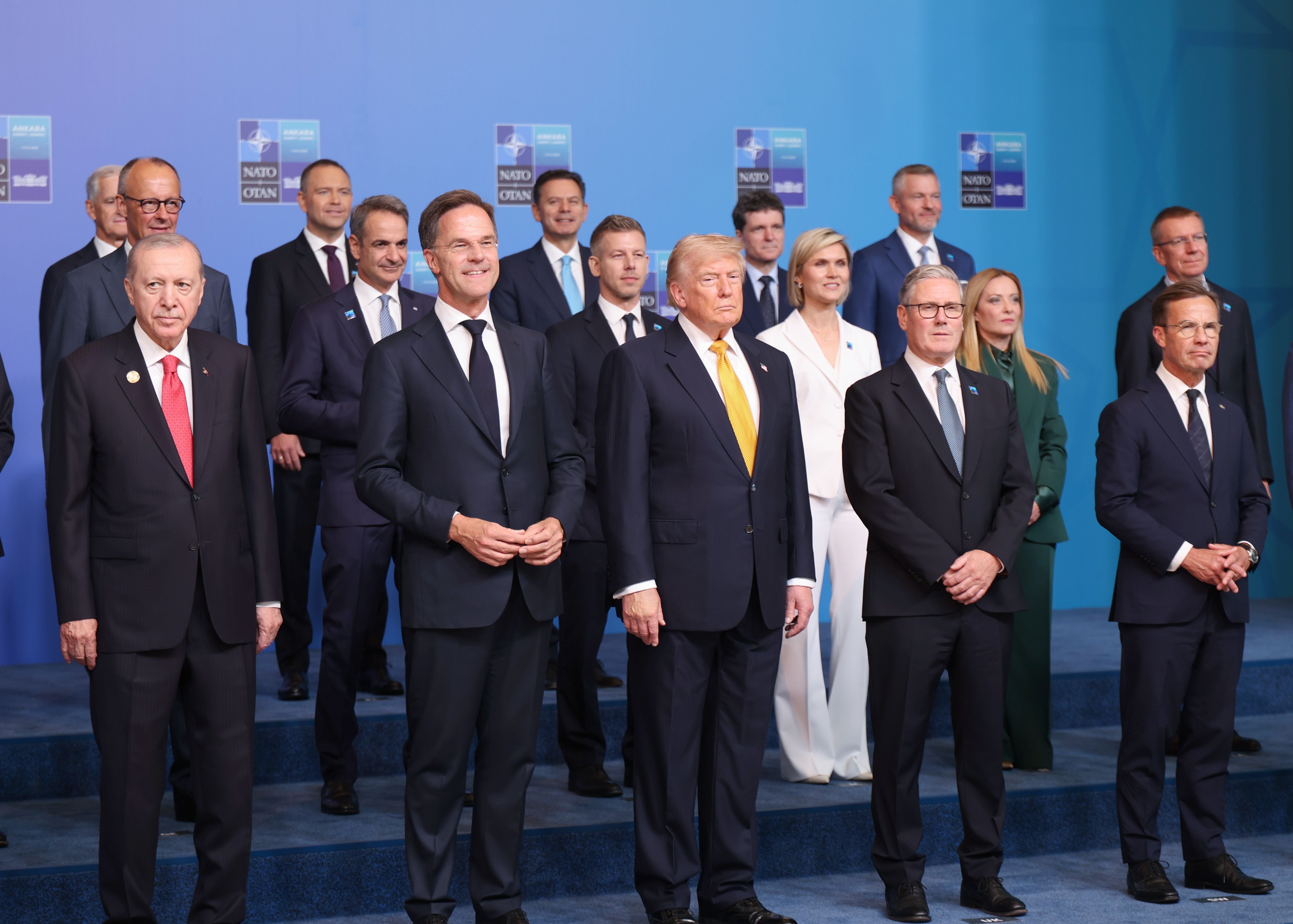 Mehrere Staats- und Regierungschefs stehen für ein Gruppenfoto beim NATO-Gipfel 2026 in Ankara zusammen.