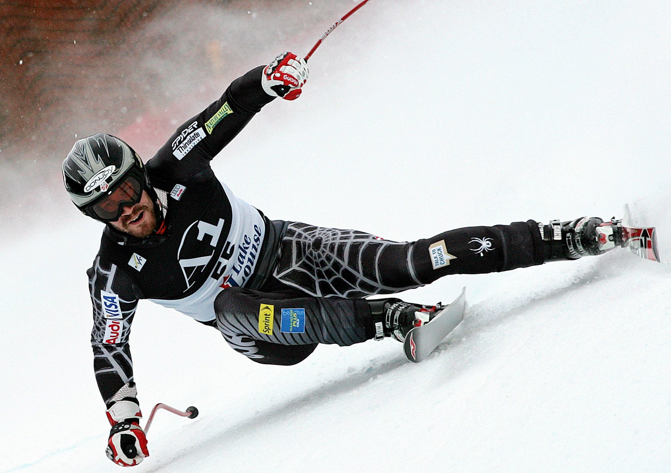 Ein Skifahrer fährt mit hoher Geschwindigkeit beim Super-G-Weltcup in Lake Louise über die Piste.
