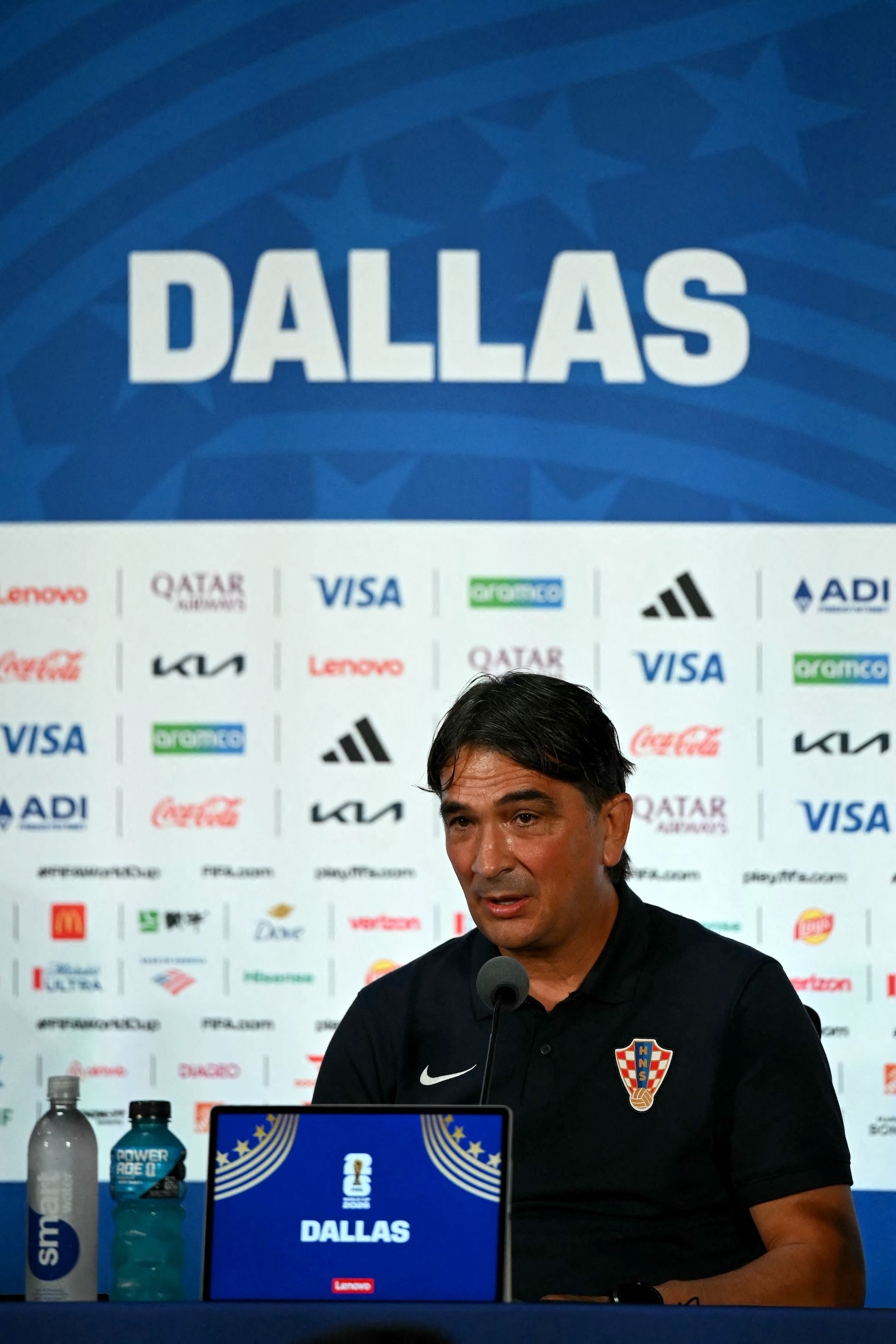 Ein Mann im kroatischen Trainingsanzug spricht auf einer Pressekonferenz in Dallas am Mikrofon.