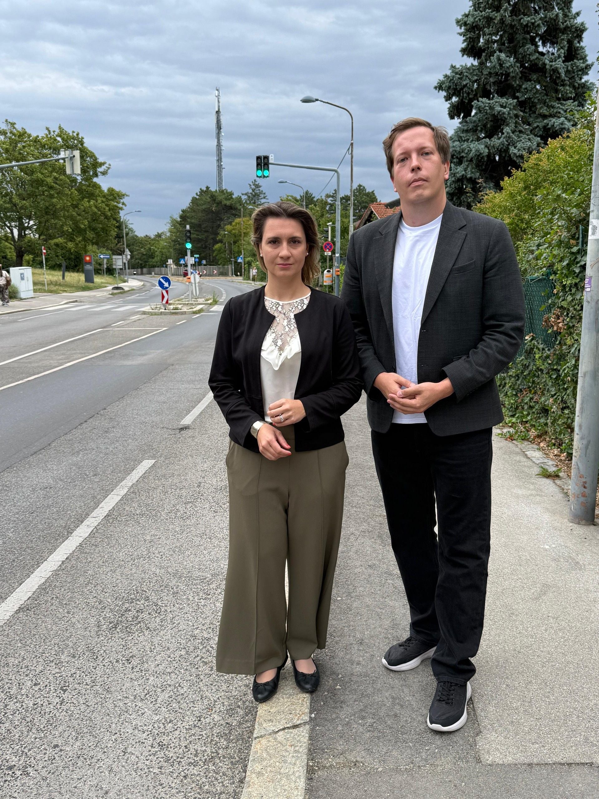 Hietzinger Bezirksvorsteherin Johanna Zinkl und Liesing-Obmann Patrick Gasselich (beide ÖVP) am Rosenhügel.
