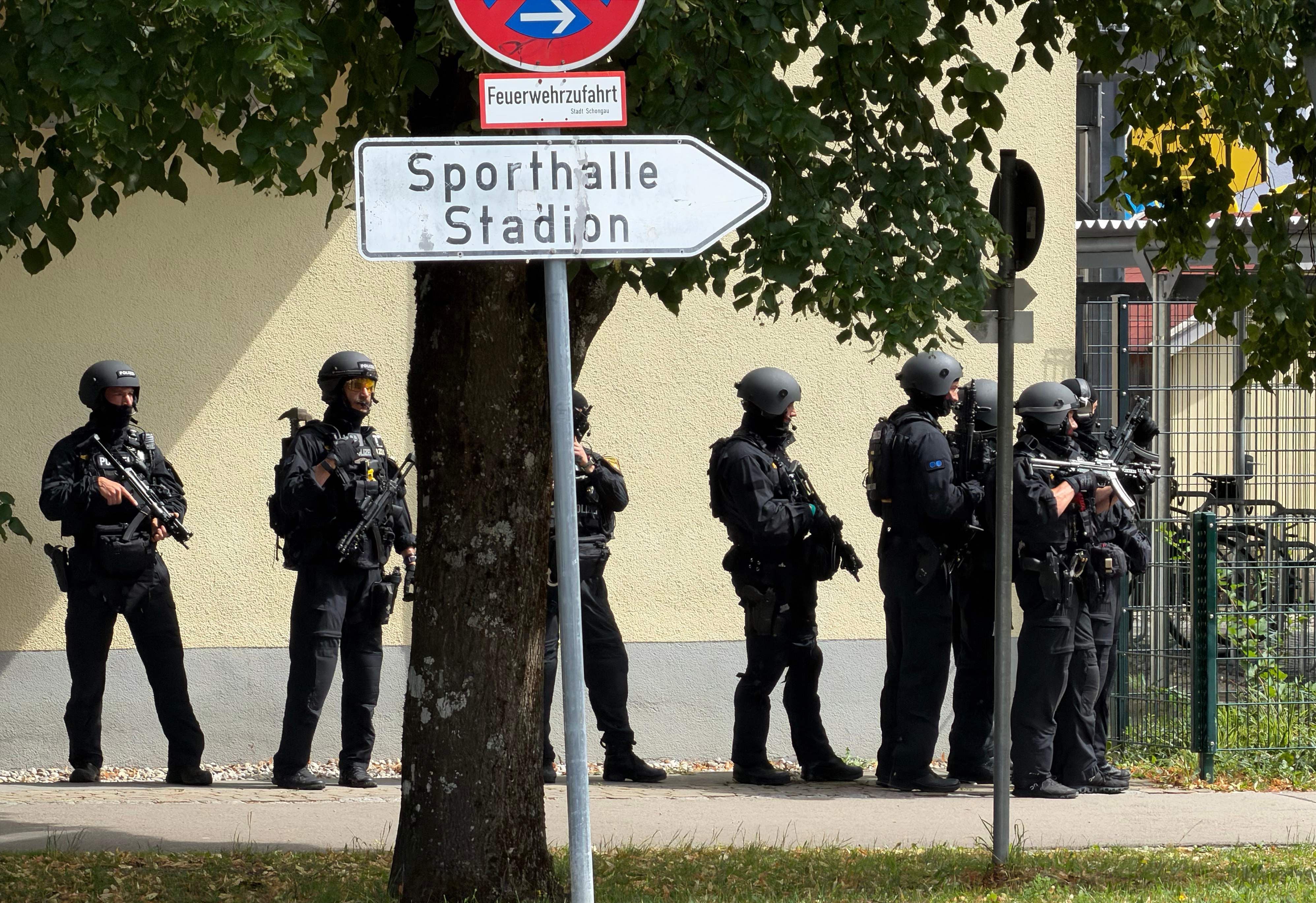 Schwer bewaffnete Polizisten stehen vor einer Sporthalle in Schongau, Bayern, im Einsatz.