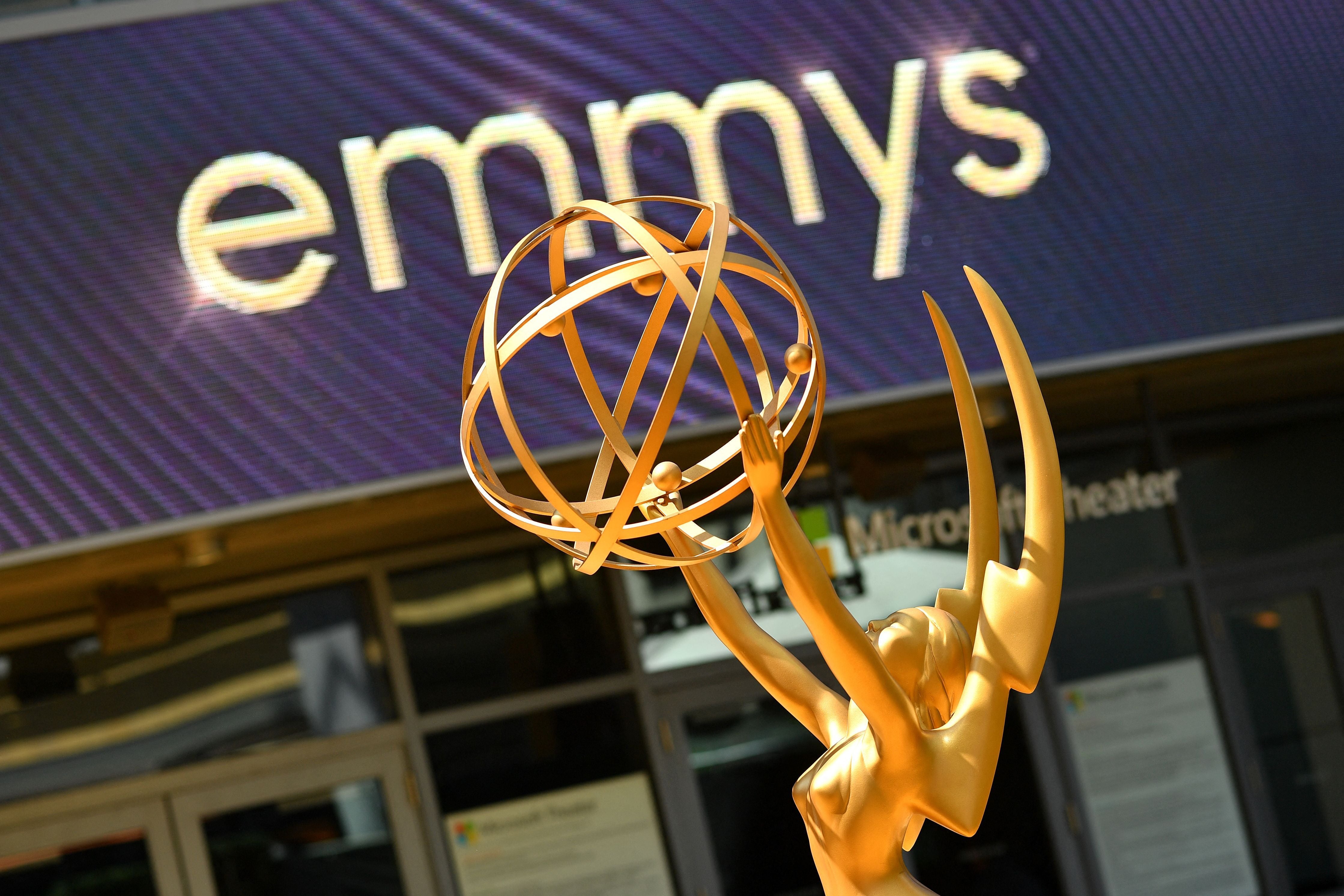 Goldene Emmy-Statue vor einem Bildschirm mit dem Schriftzug "emmys" am Microsoft Theater.