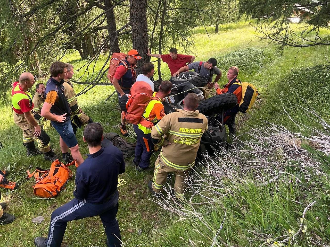 Feuerwehr und Rettungskräfte versorgen einen verletzten Jäger nach einem Quad-Unfall im Wald.