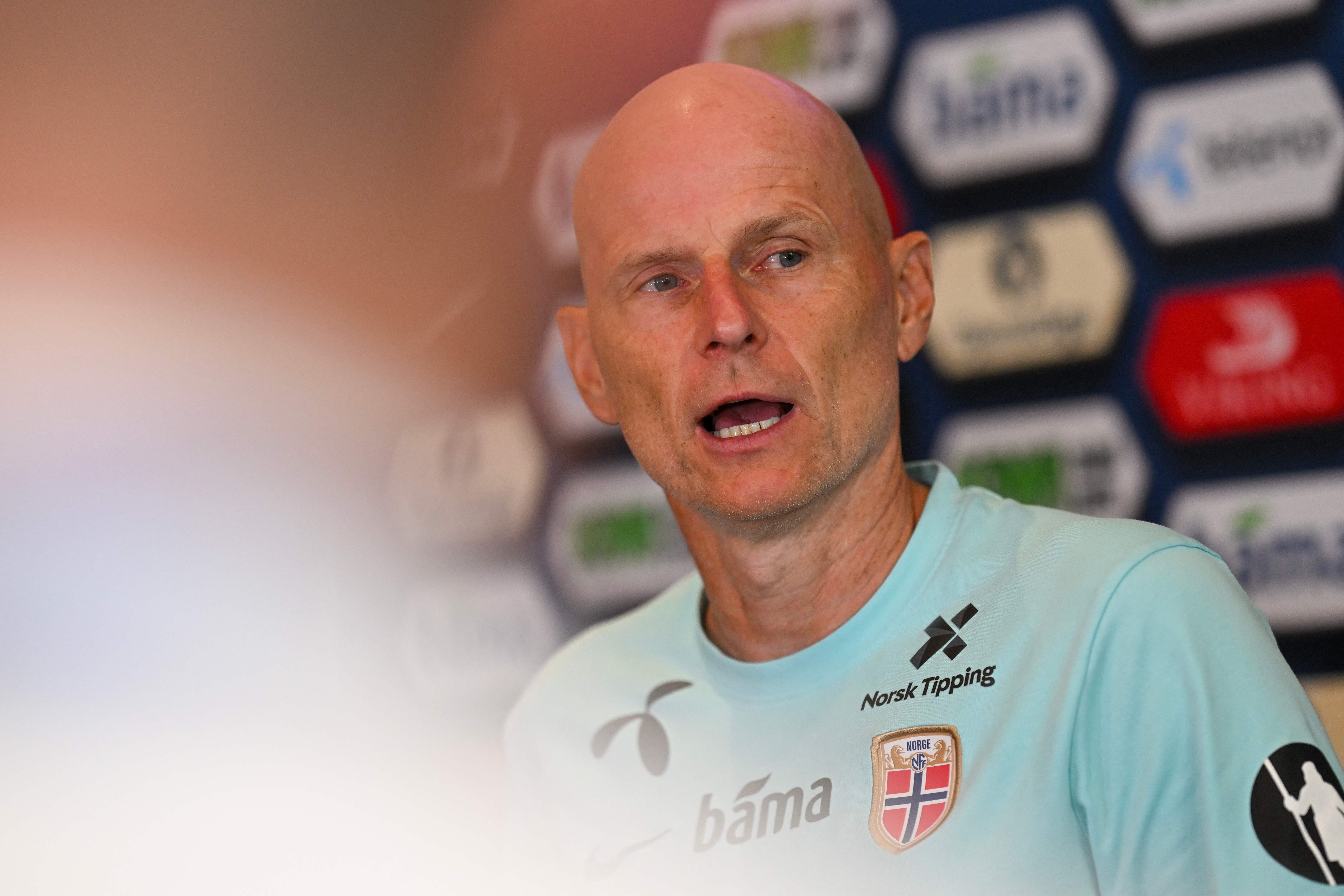 Ein Mann im hellblauen Norwegen-Trikot spricht auf einer Pressekonferenz.