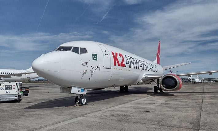 Ein Boeing 737 Frachtflugzeug der K2 Airways steht auf dem Rollfeld.