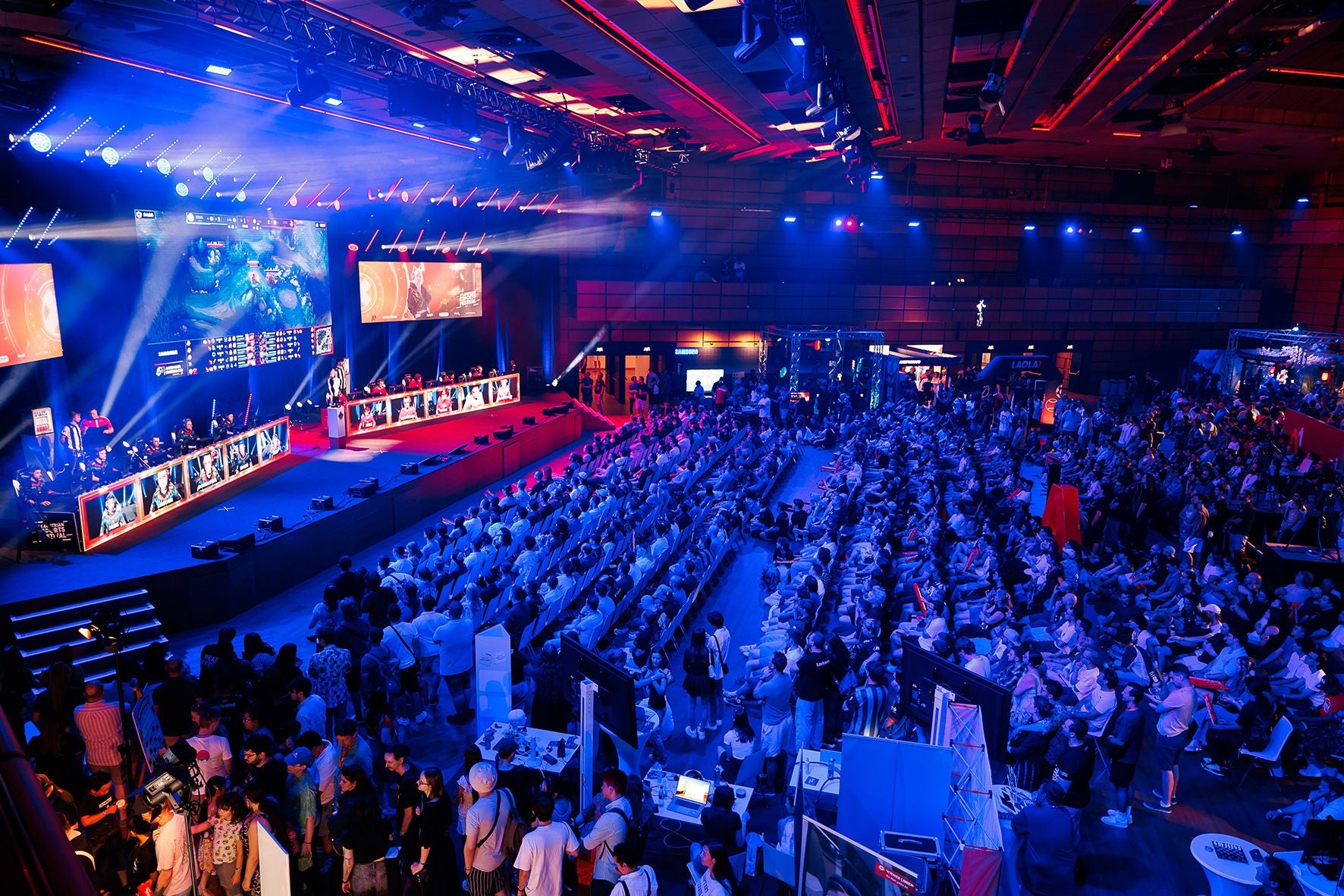 Großes Esports-Turnier mit vielen Zuschauern in einer beleuchteten Arena beim Spielefest.