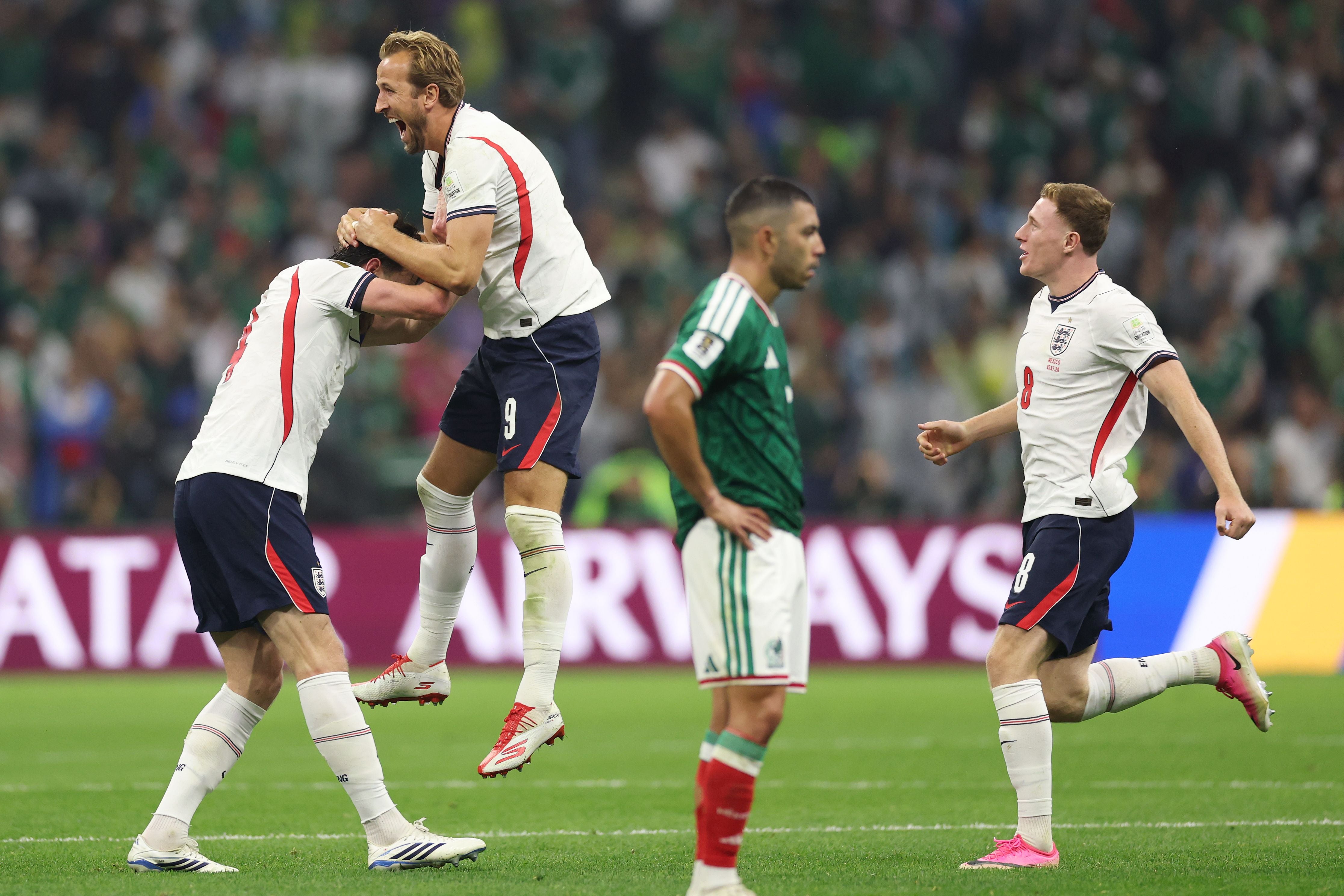 Englische Fußballspieler jubeln nach einem Sieg gegen Mexiko bei der WM 2026 auf dem Spielfeld.