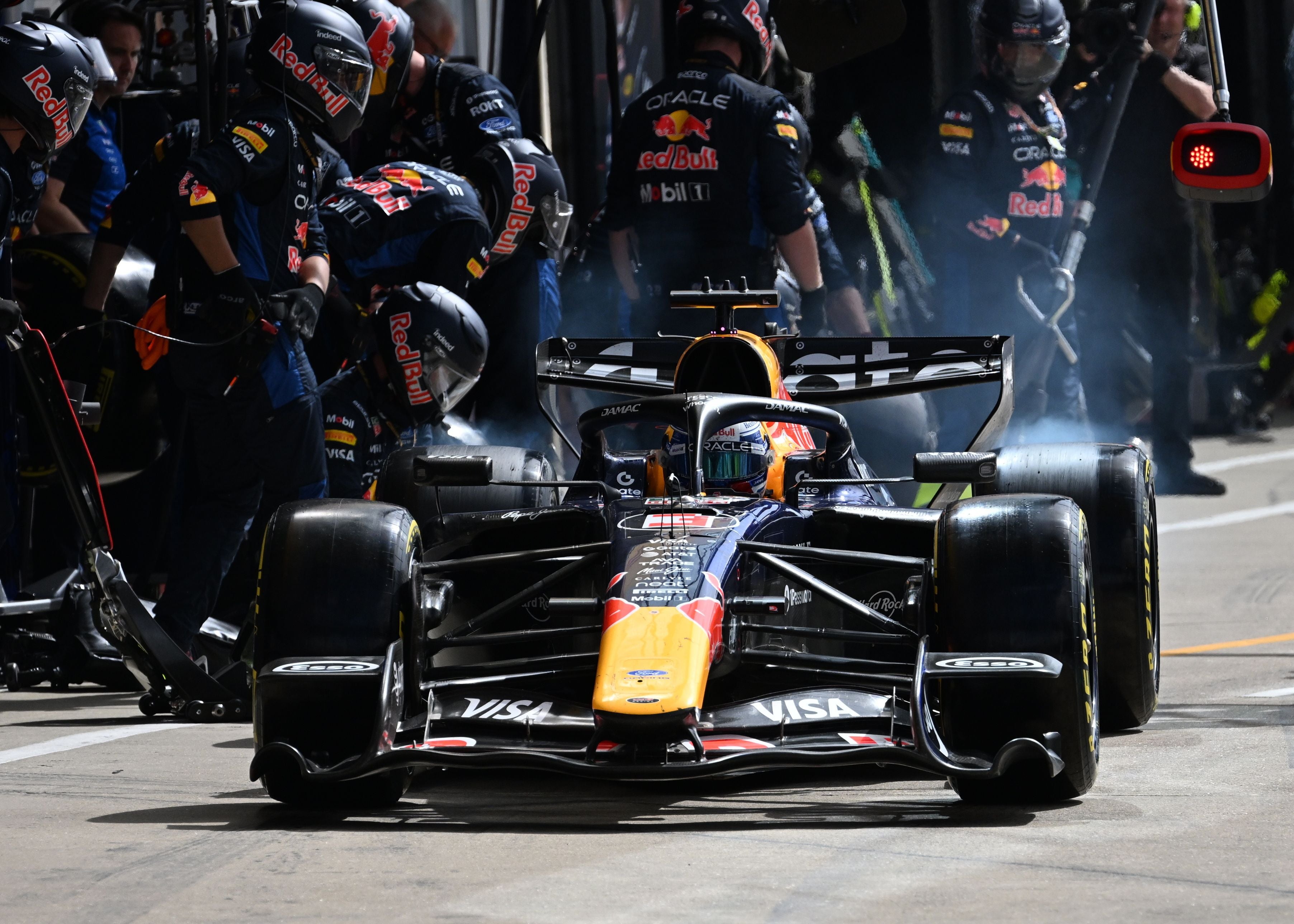 Formel-1-Rennwagen von Red Bull verlässt nach einem Boxenstopp die Boxengasse in Silverstone.
