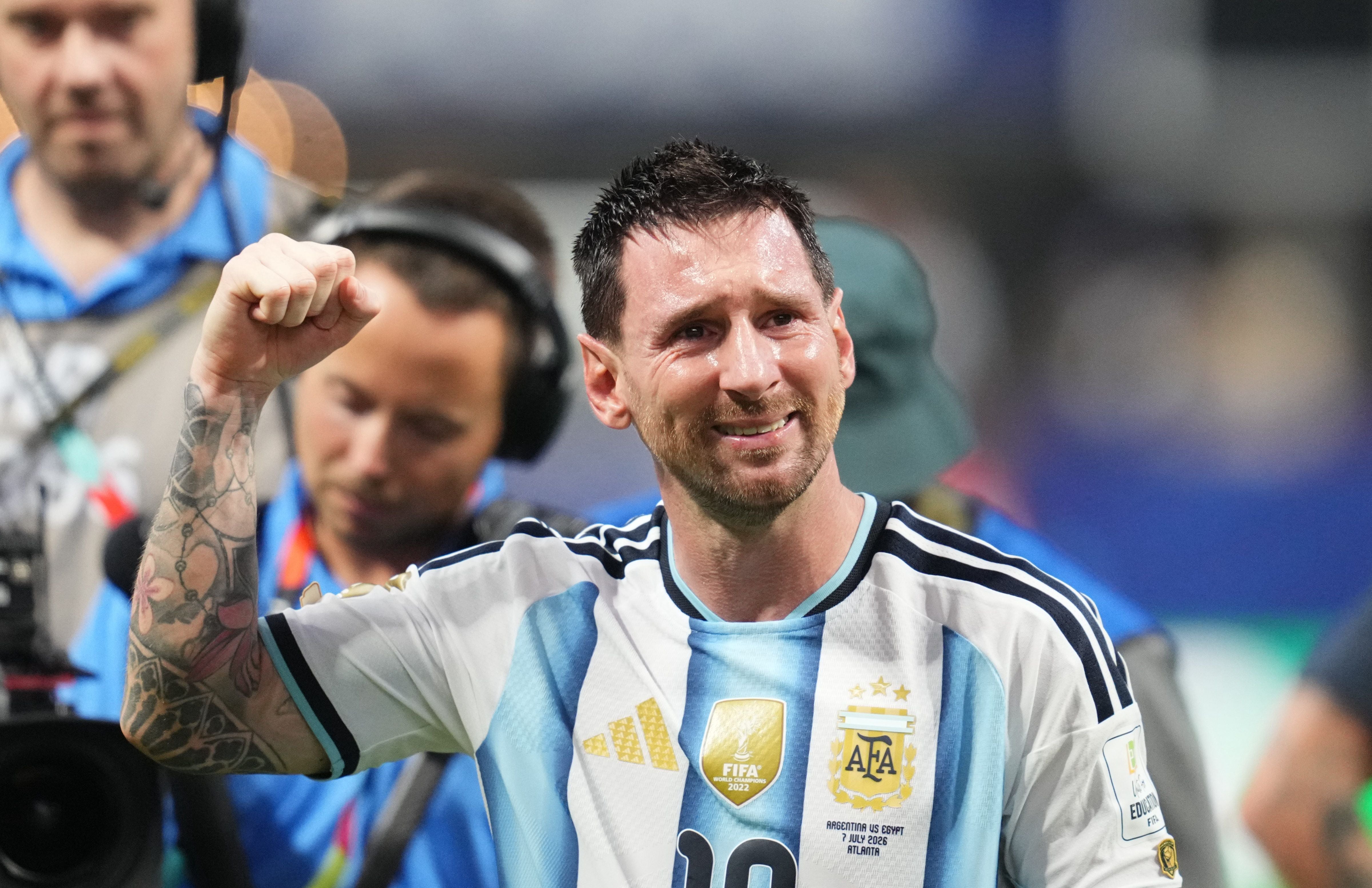 Ein argentinischer Fußballspieler jubelt auf dem Spielfeld und hebt die Faust triumphierend.