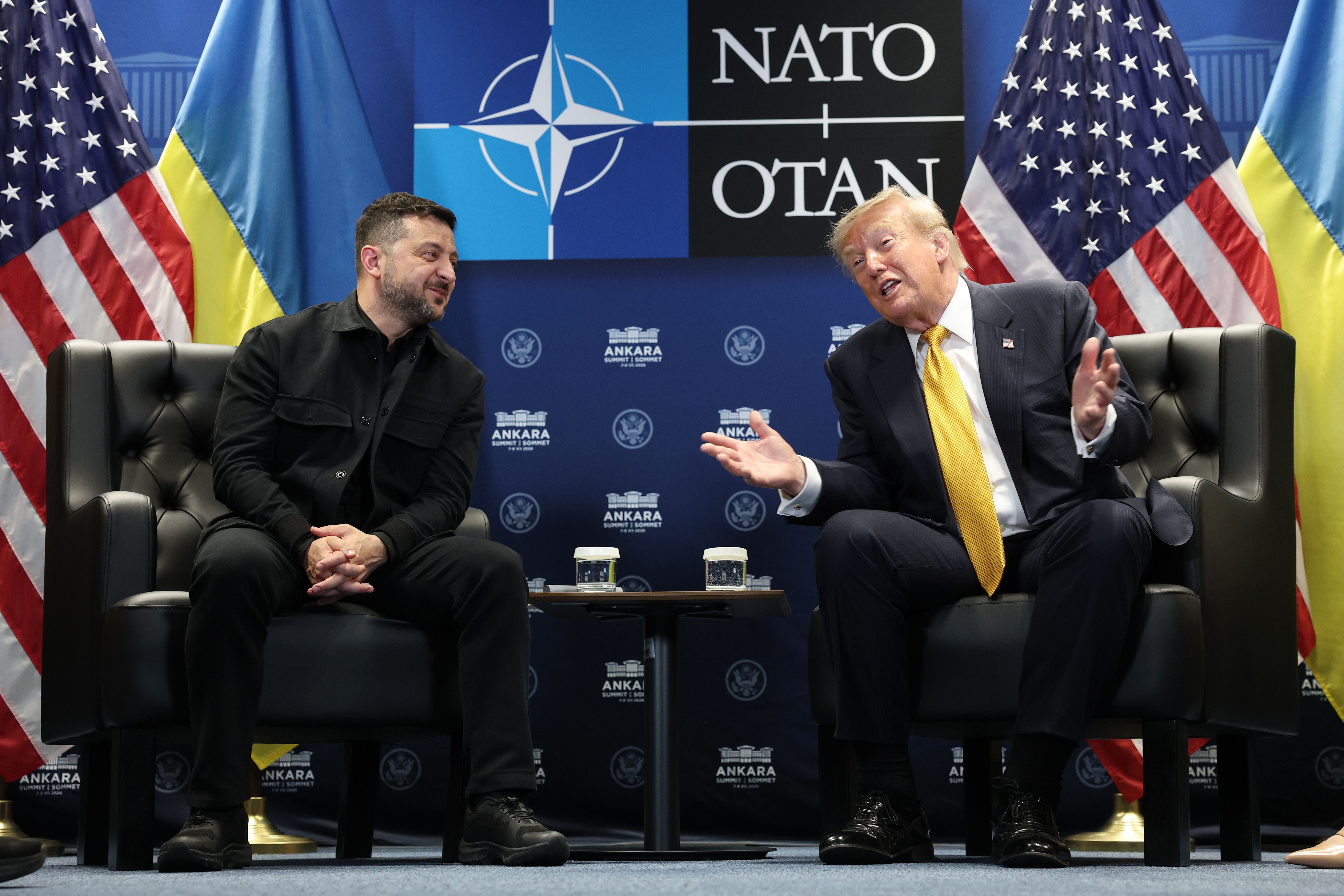 Donald Trump und Wolodymyr Selenskyj sitzen im Gespräch beim NATO-Gipfel in Ankara 2026.