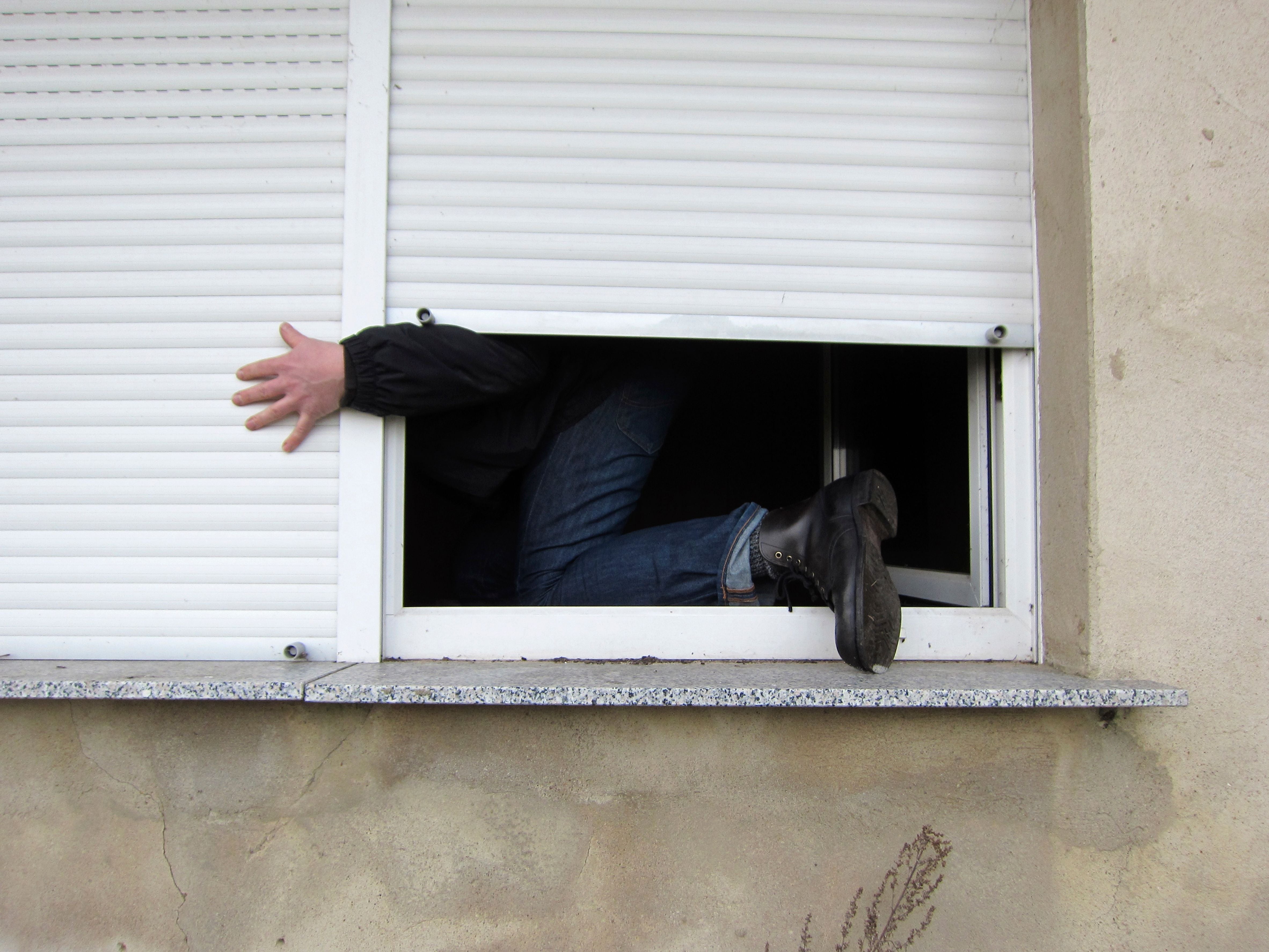 Der Eindringling kam durchs Fenster.