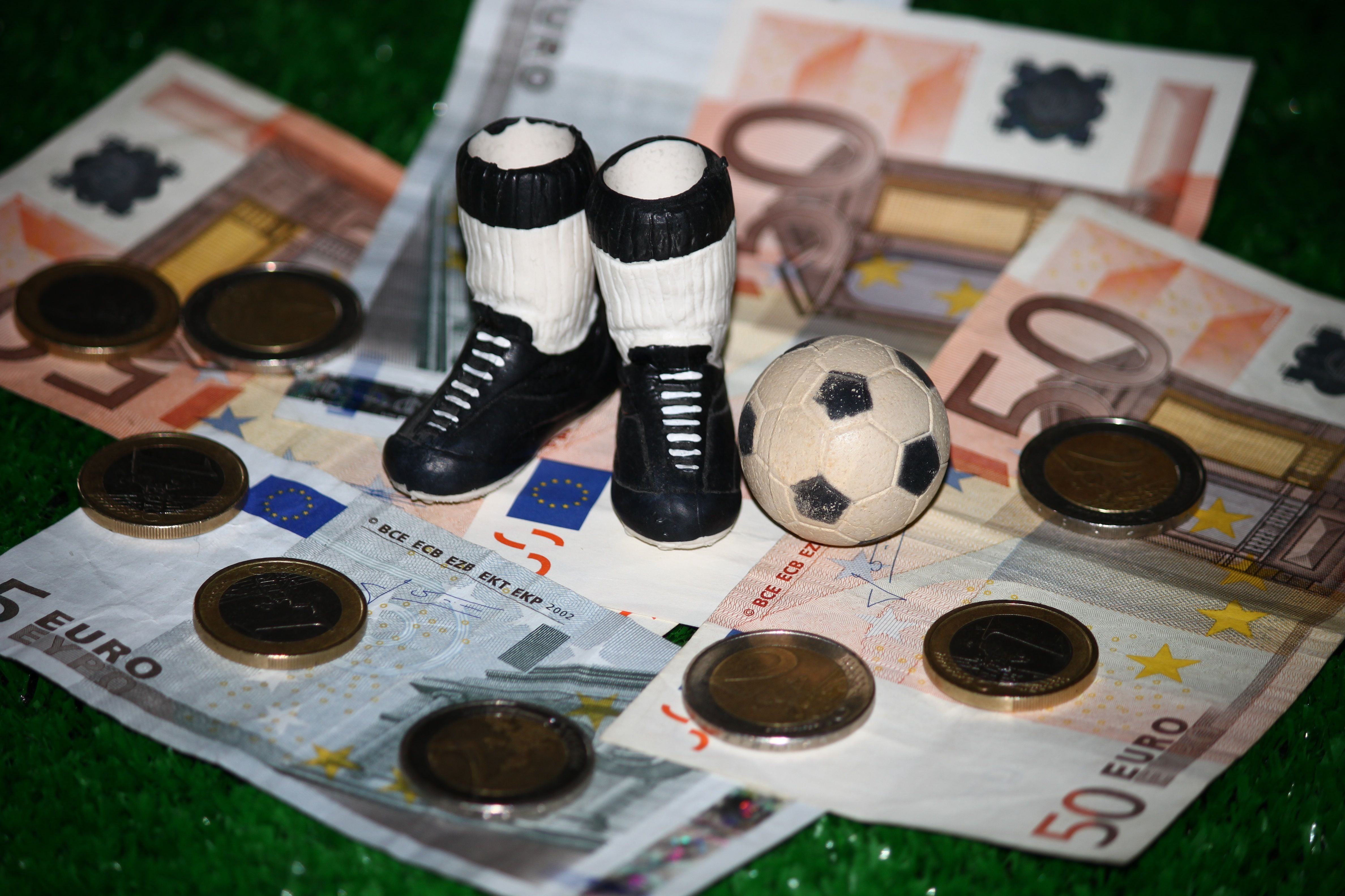 Europas Fußball platzt vor Geld.