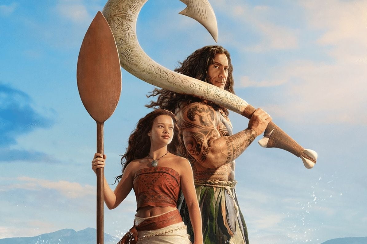 Zwei Figuren aus Vaiana stehen am Meer, eine hält ein Ruder, die andere einen großen Haken.