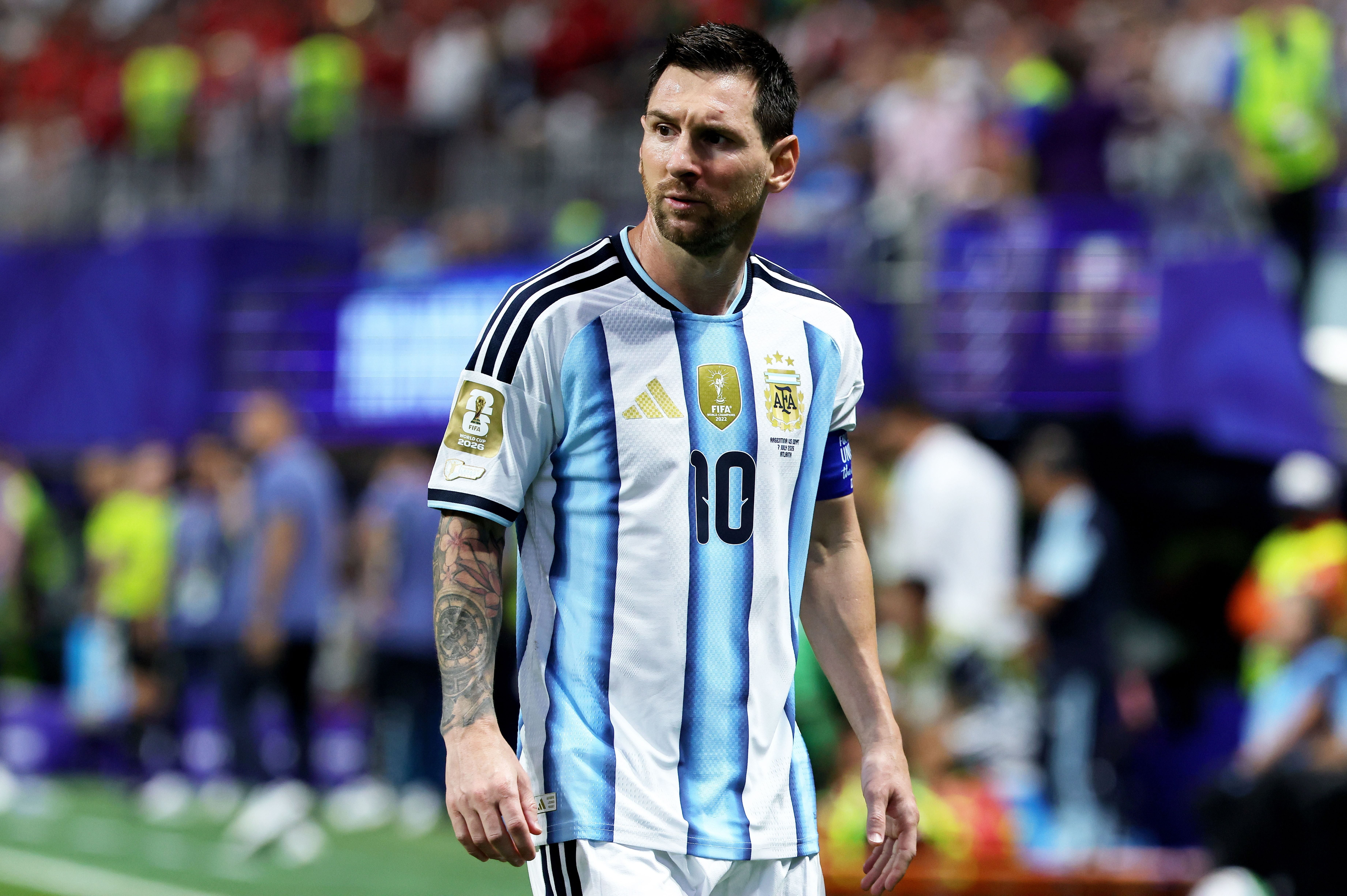 Ein argentinischer Fußballspieler im Trikot läuft während eines WM-Spiels über das Spielfeld.