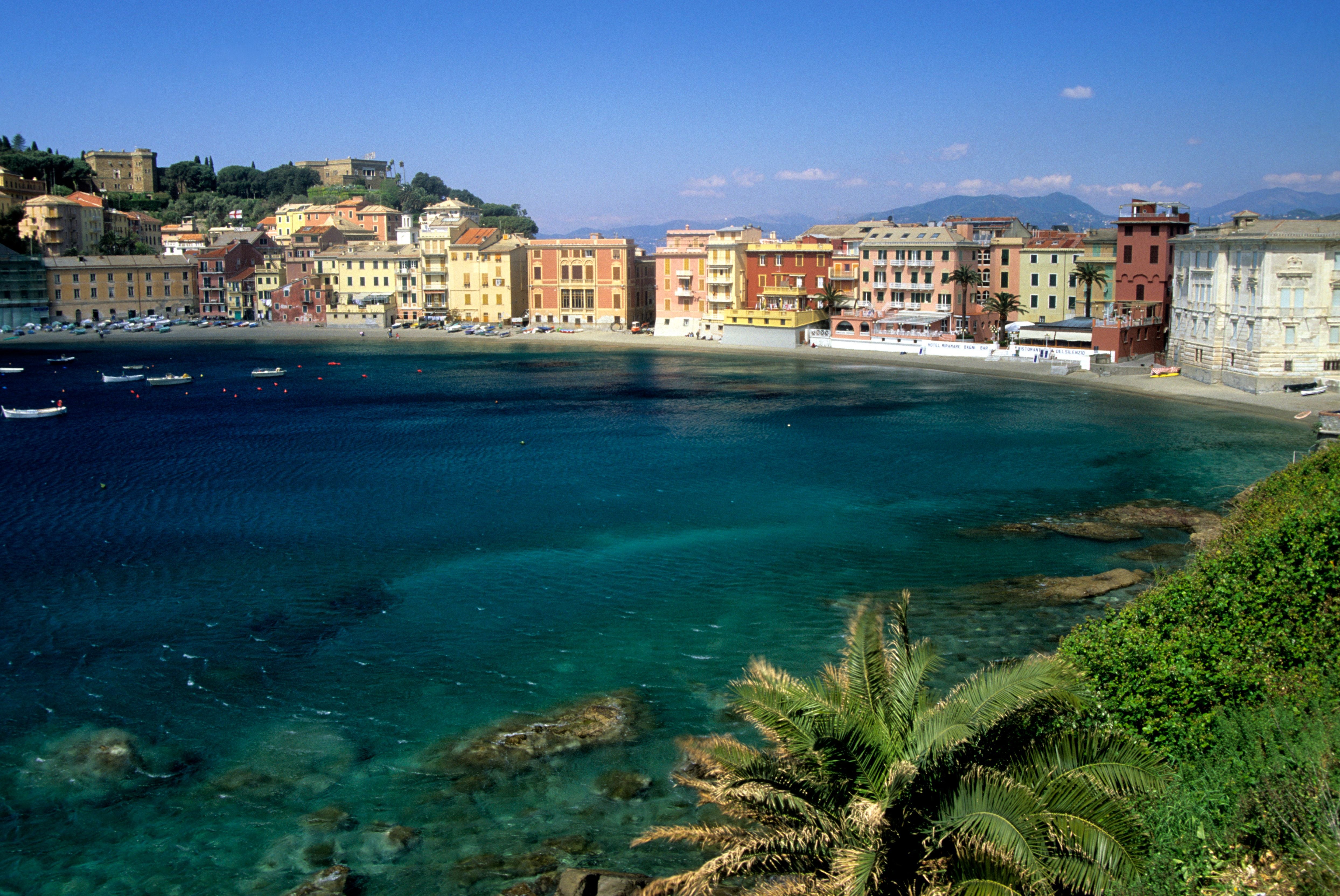 Blick auf die bunte Häuserfront an der Baia del Silenzio in Sestri Levante, Ligurien, Italien.
