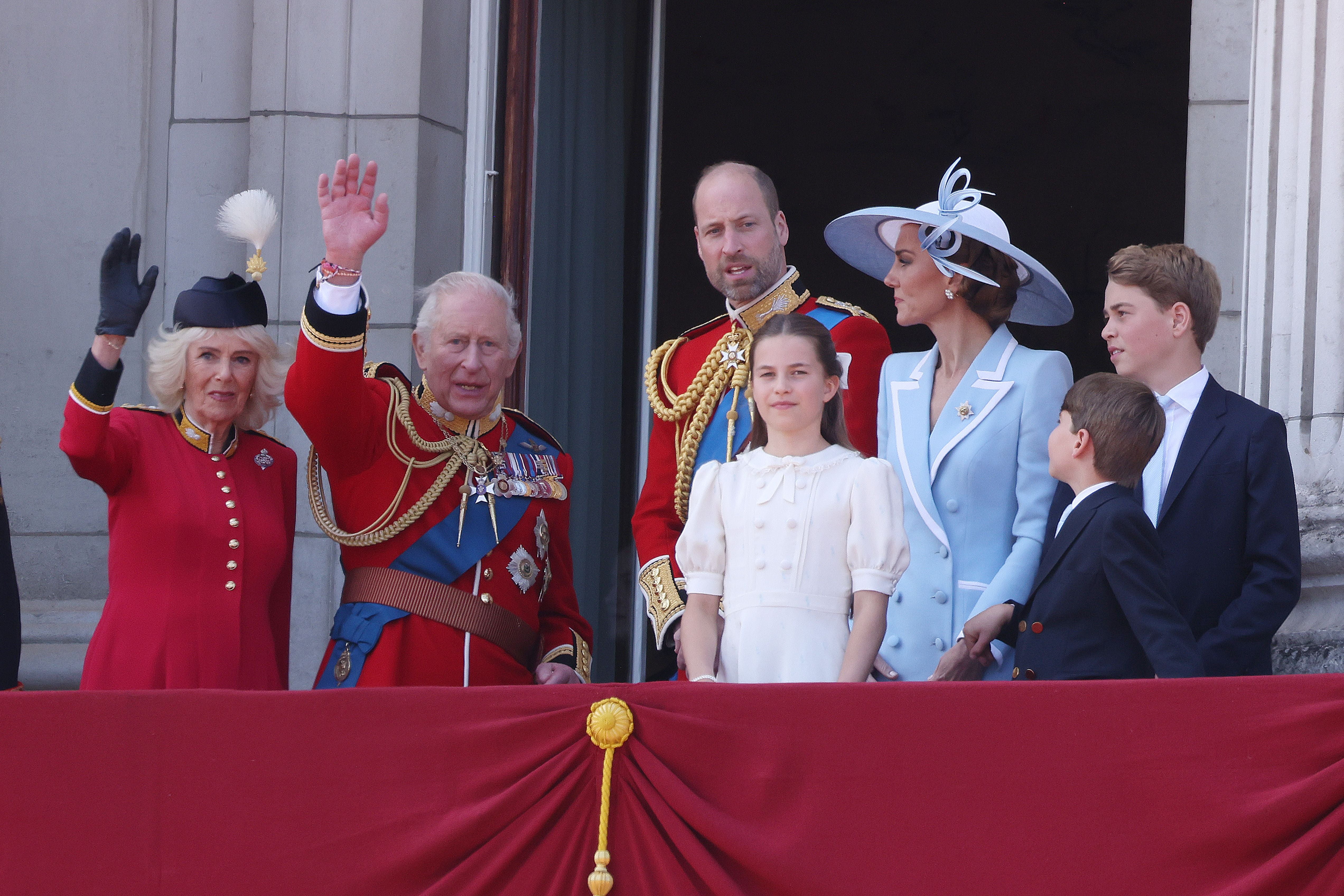 Mehrere Mitglieder der britischen Königsfamilie winken auf einem Balkon bei einer Parade in London.