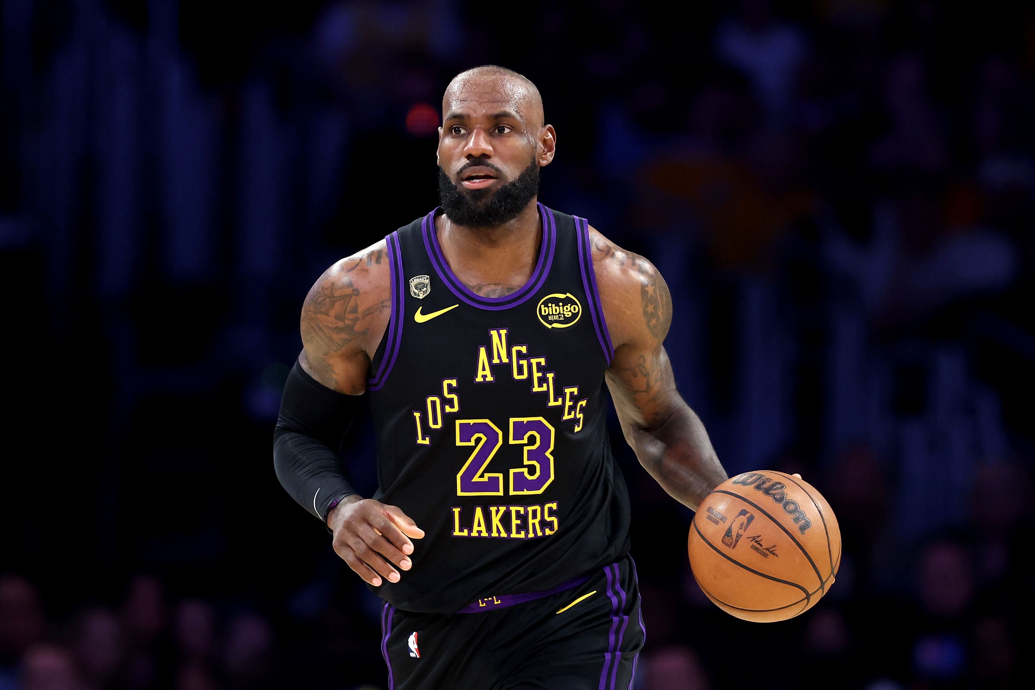 Ein Basketballspieler der Los Angeles Lakers dribbelt den Ball während eines Spiels.