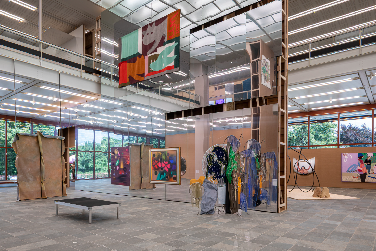 Moderne Kunstausstellung mit Gemälden, Skulpturen und großen Spiegelwänden im Belvedere.