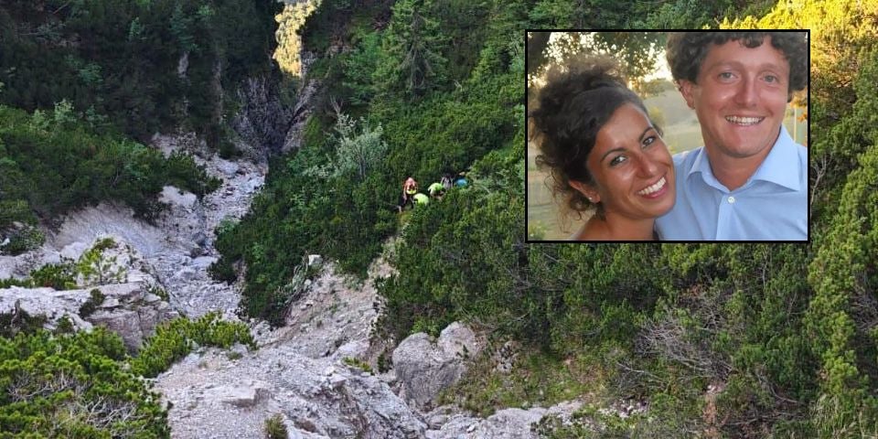 Bergretter an einer felsigen Schlucht, oben rechts ein Porträt eines lachenden Paares eingeblendet.