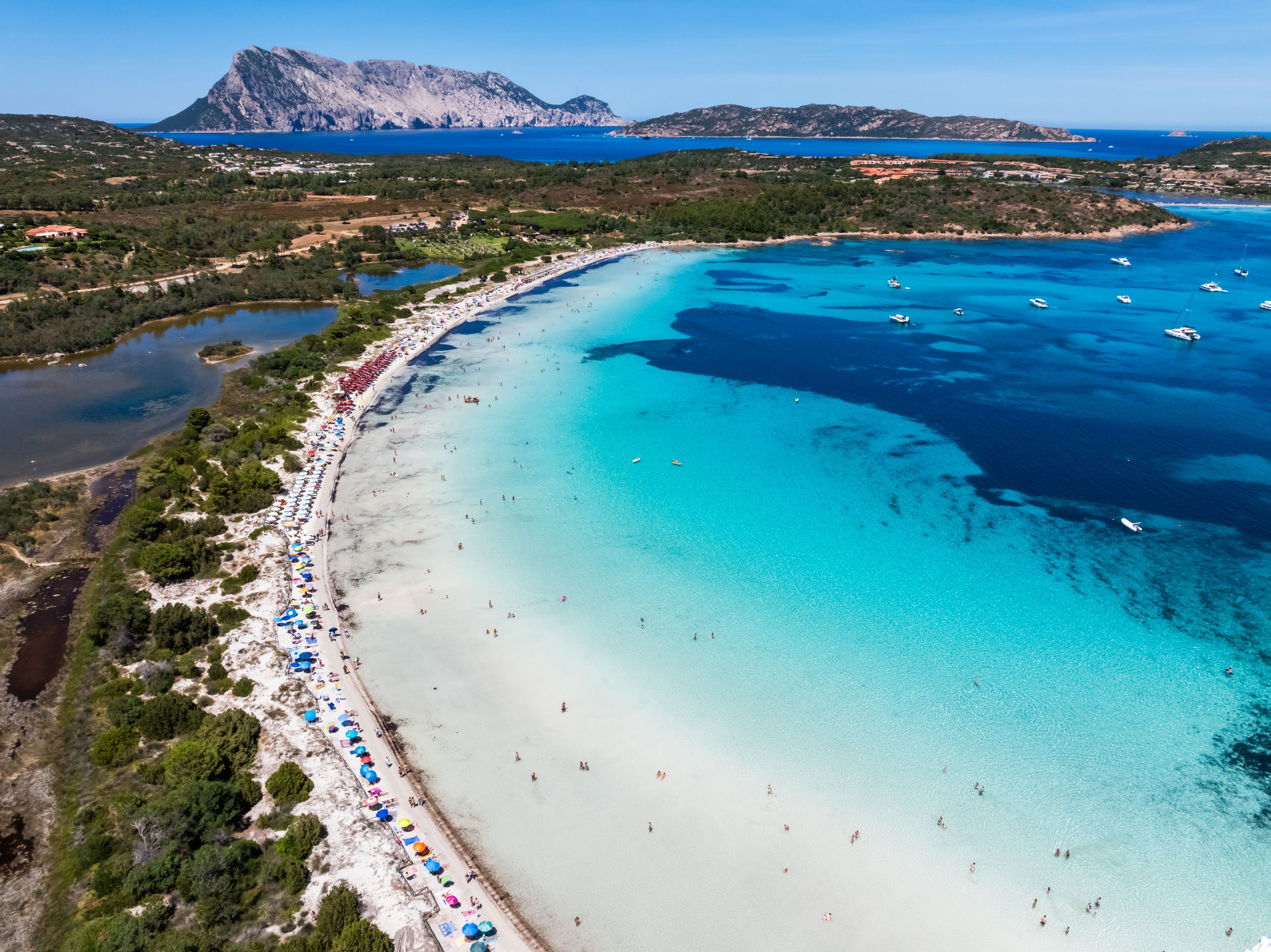 Luftaufnahme eines Strandes mit türkisfarbenem Wasser bei San Teodoro, Sardinien, Italien.