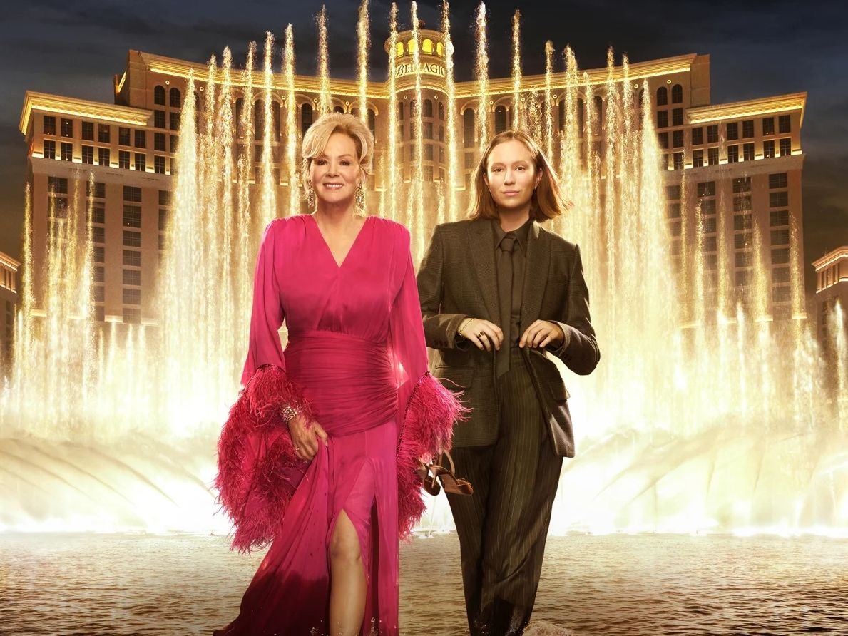 Zwei Frauen stehen vor den beleuchteten Fontänen des Bellagio in Las Vegas.