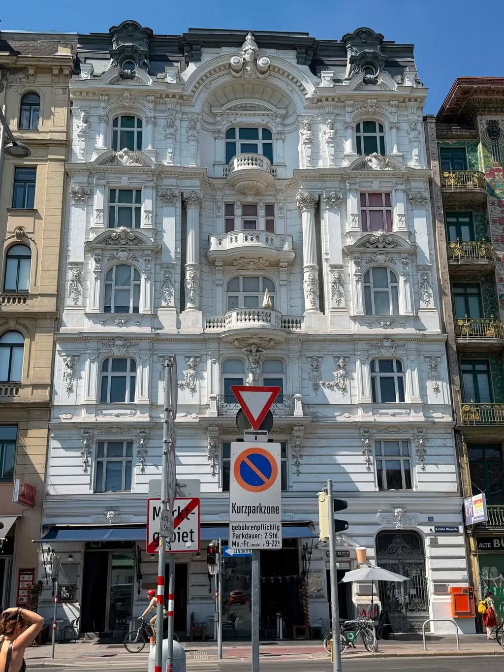Das Mordopfer wurde mit Messerstichen übersäht in ihrer Wohnung am Naschmarkt entdeckt.