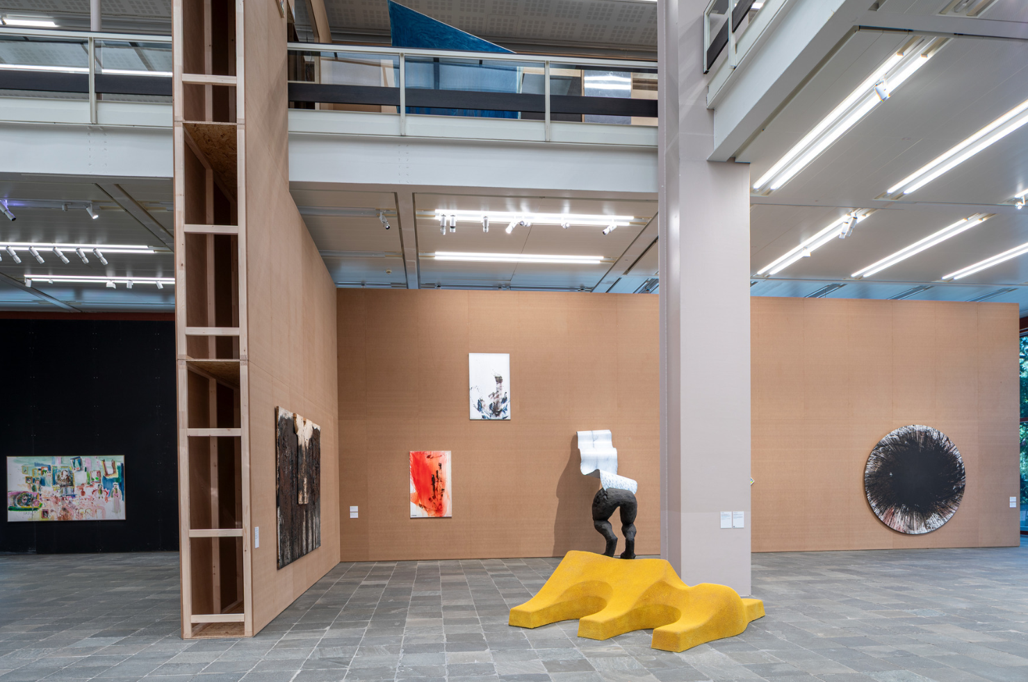 Moderne Kunstausstellung mit Gemälden, Skulpturen und abstrakten Installationen im Belvedere.