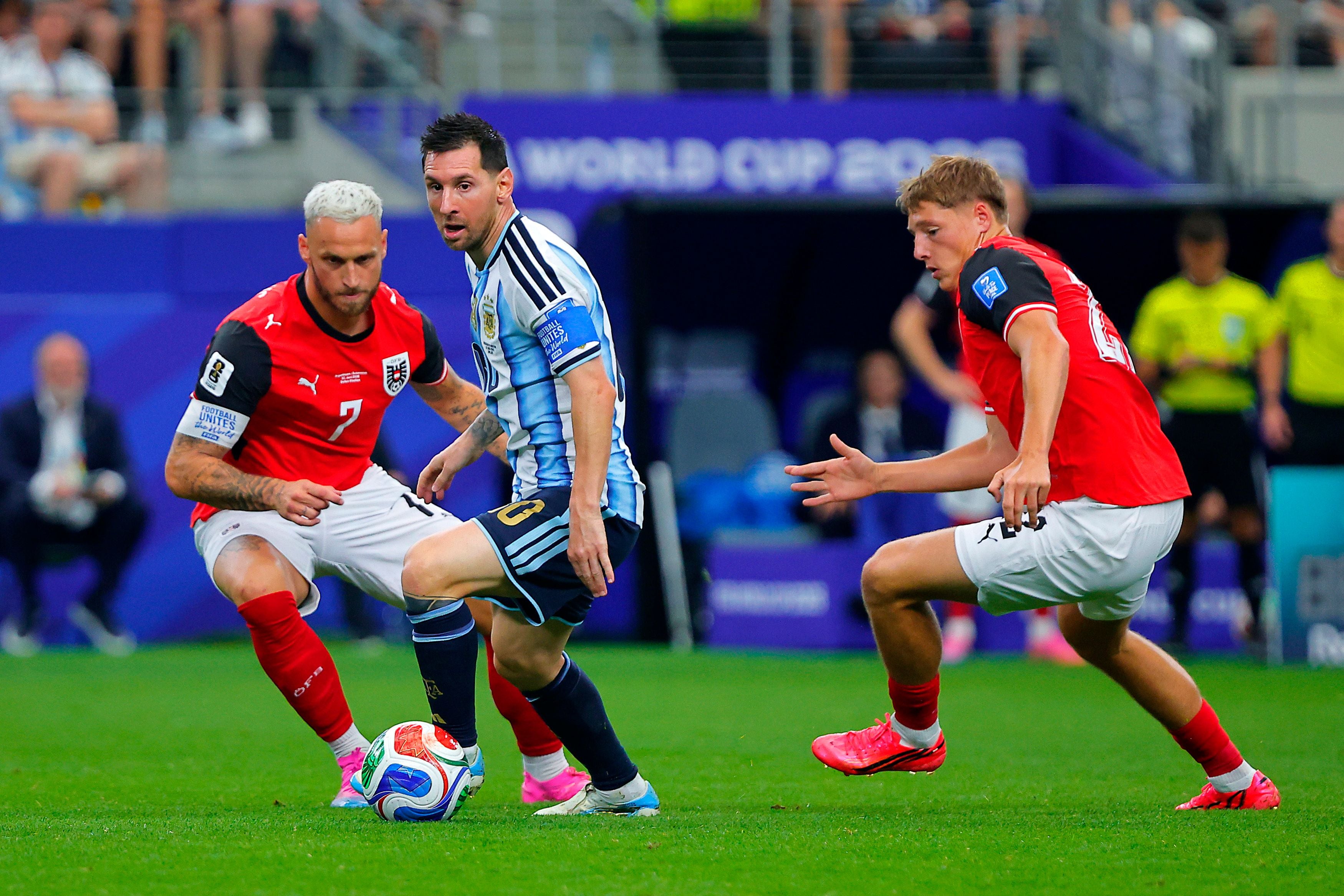 Marko Arnautovic im Duell gegen Lionel Messi.