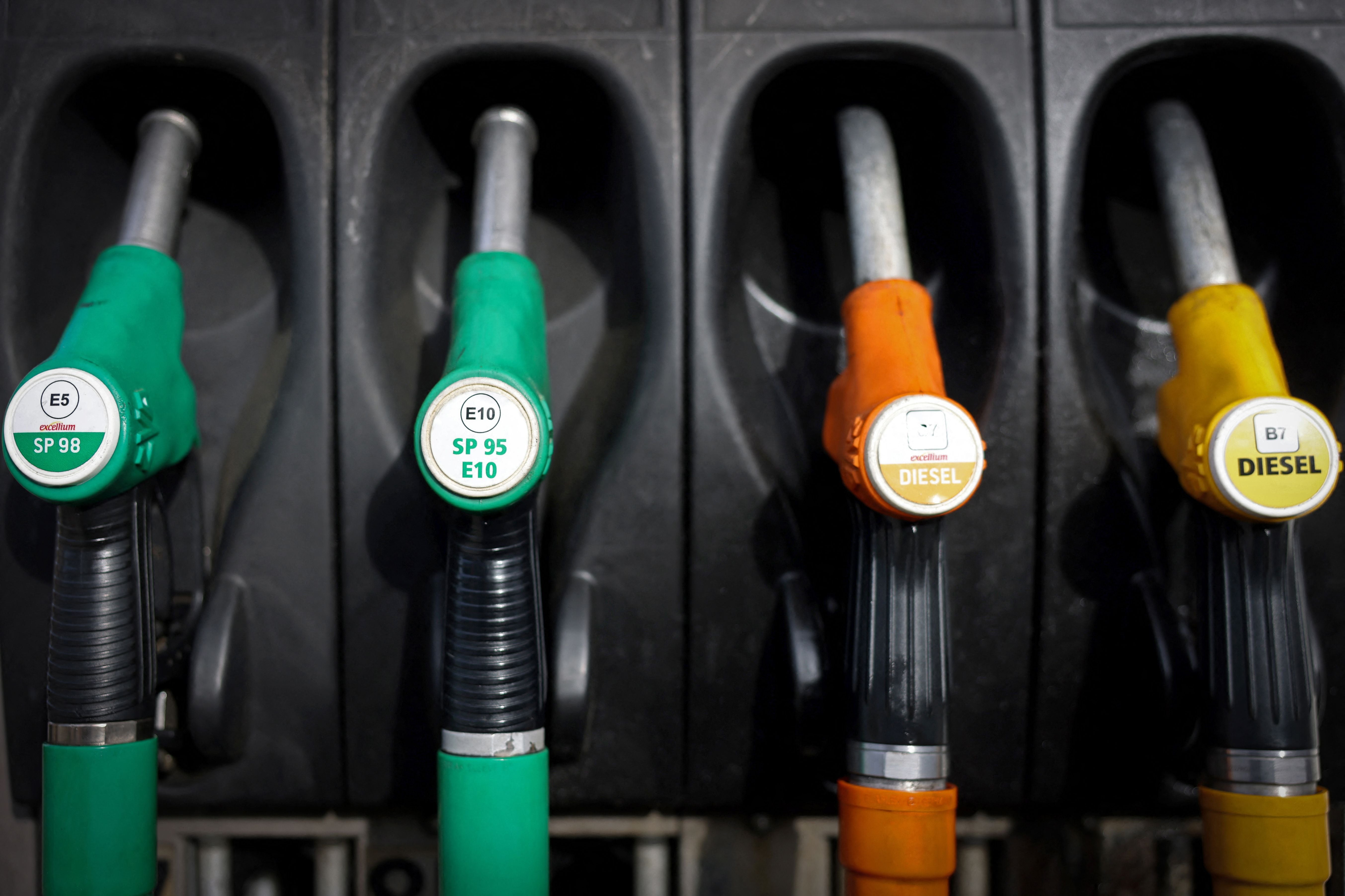 Vier Zapfpistolen an einer Tankstelle für E10, SP98 und Diesel in Frankreich.