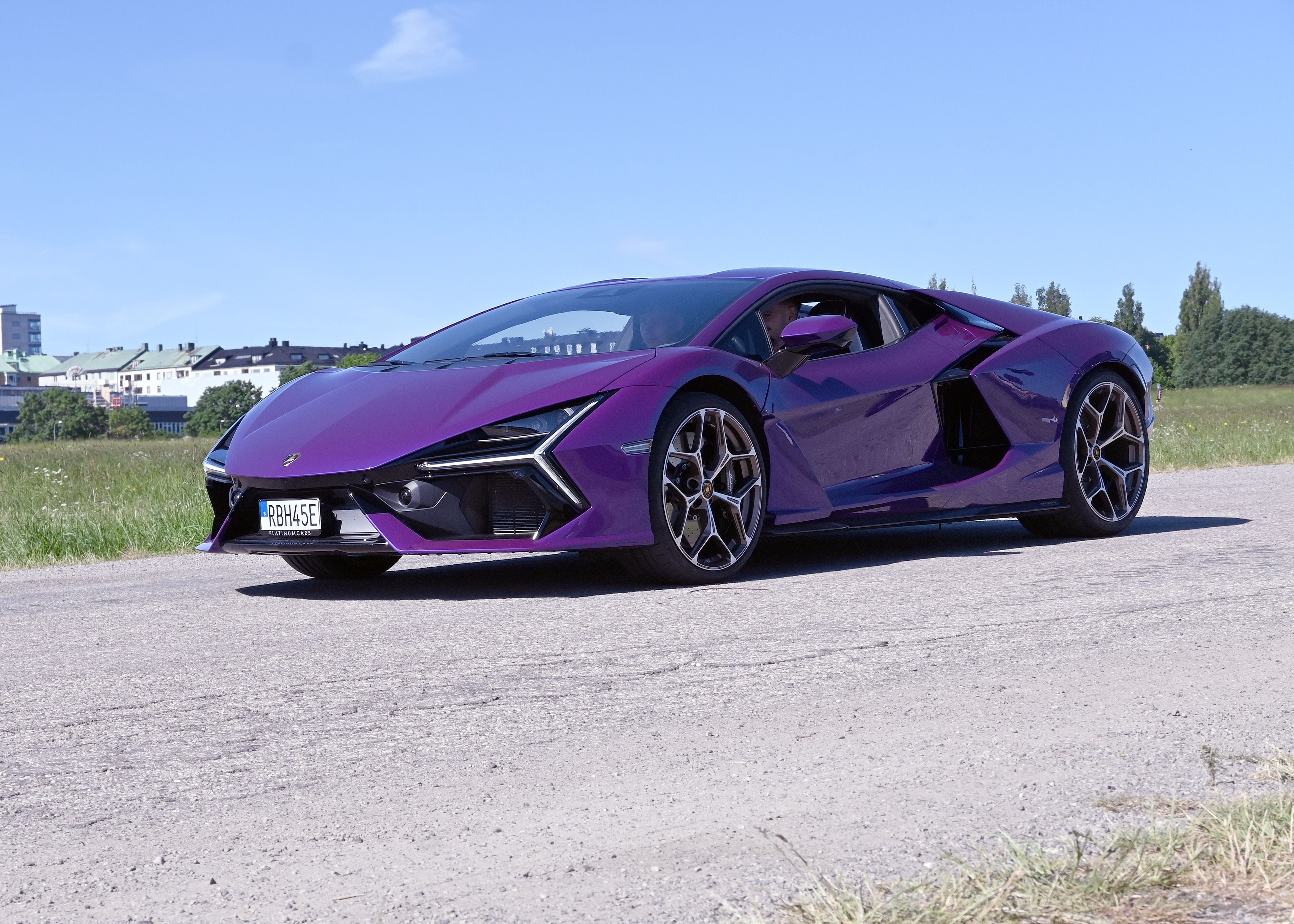 Ein lila Lamborghini Revuelto 2024 fährt auf einer Landstraße.