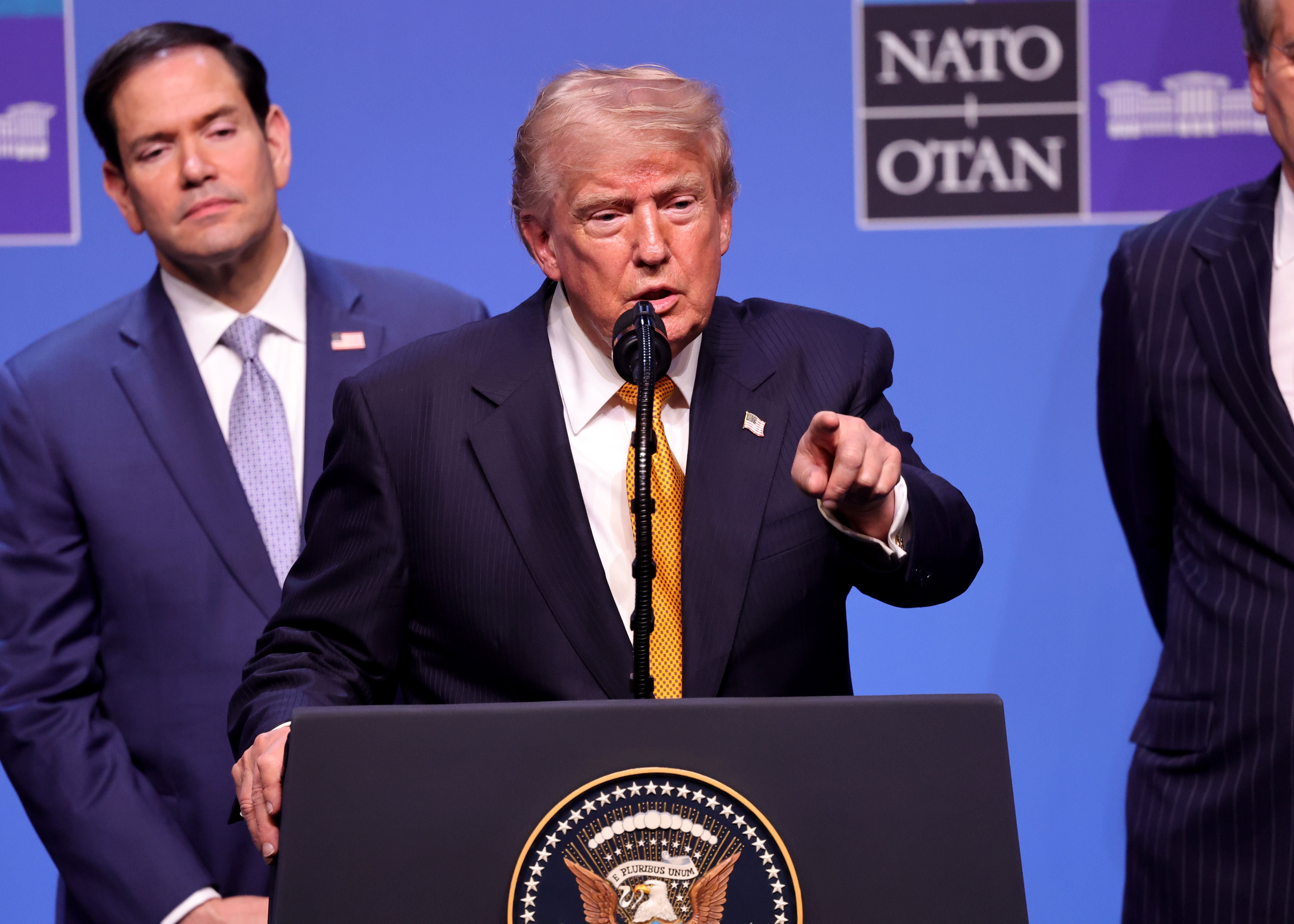 Ein Redner am NATO-Gipfel 2026 in Ankara spricht an einem Pult mit Präsidentensiegel.