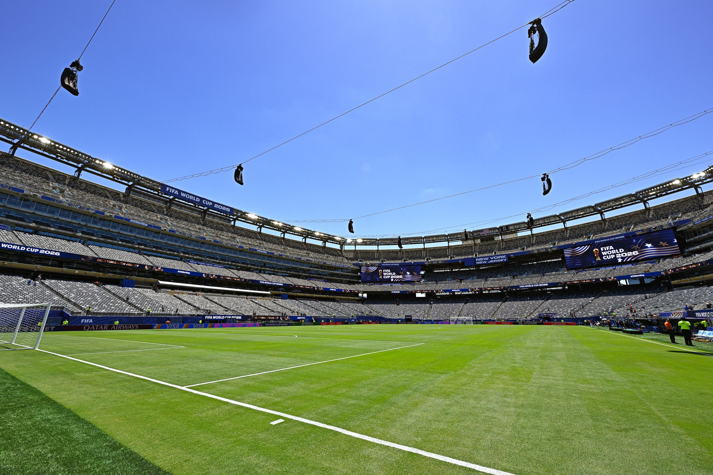 Blick ins leere MetLife Stadium mit FIFA World Cup 2026 Werbung bei Sonnenschein.