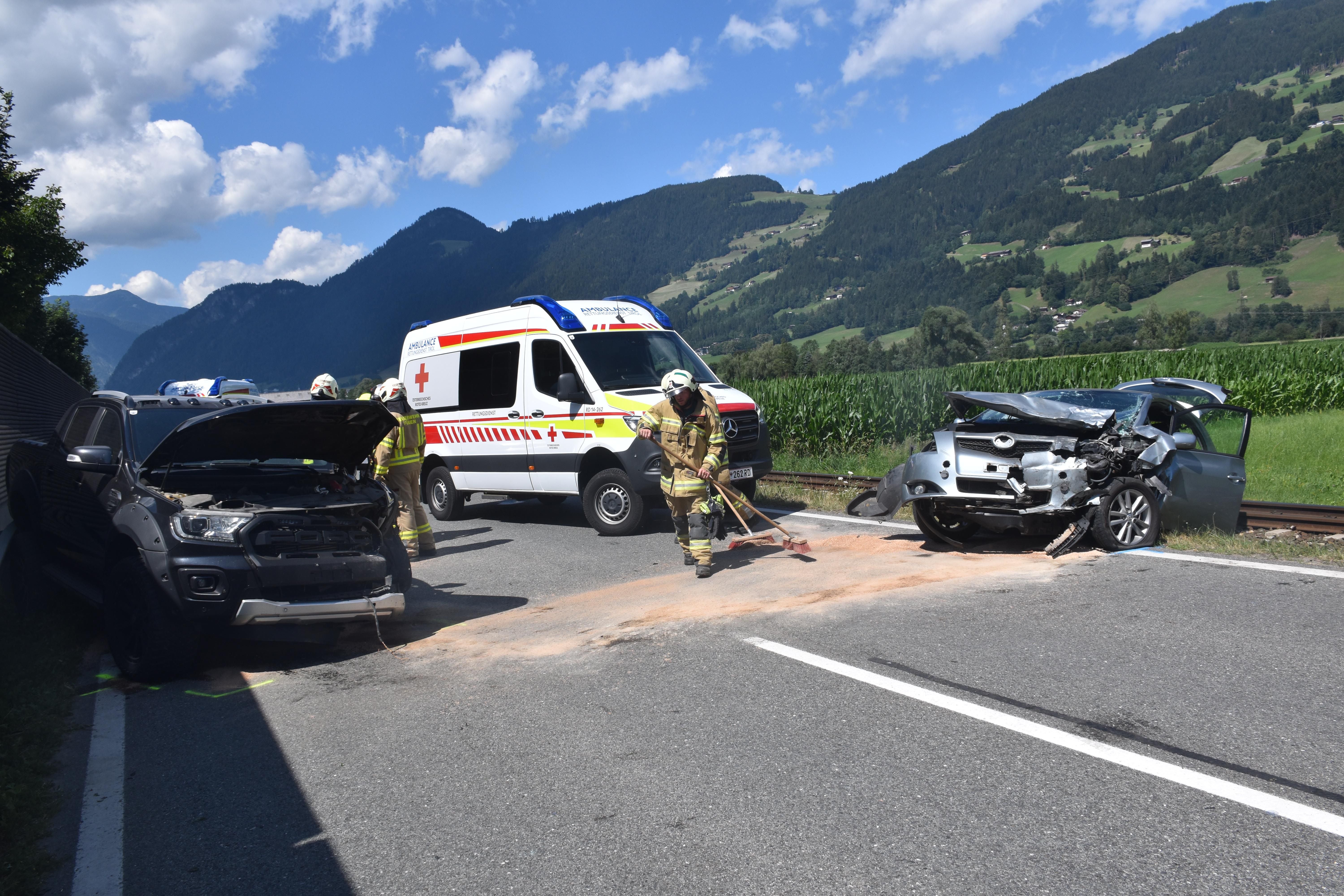 Einsatzkräfte am Unfallort.