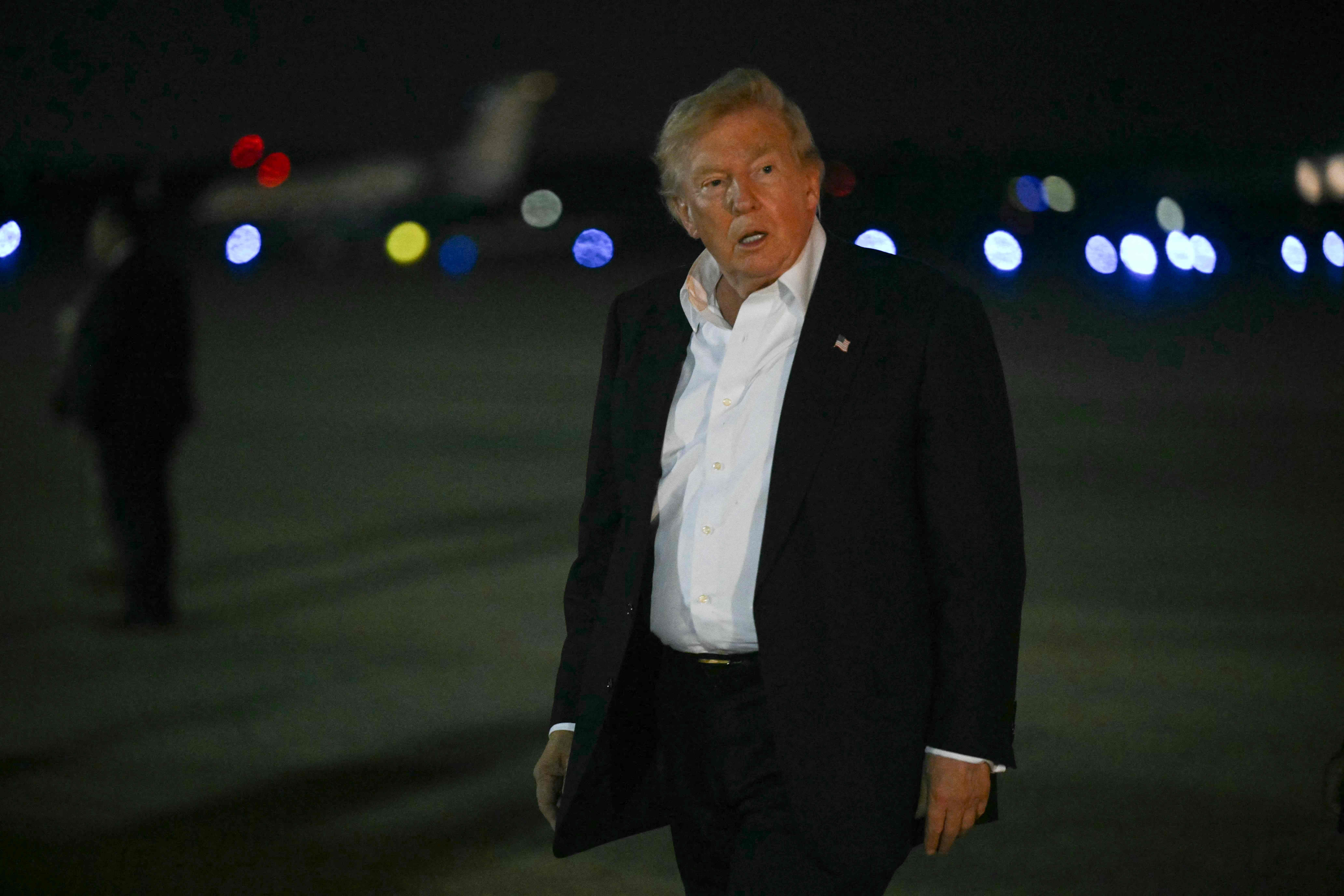 US-Präsident Donald Trump geht nach seiner Ankunft auf dem Regierungsflughafen in Maryland am 9. Juli auf seine Wagenkolonne zu. Trump kehrt vom NATO-Gipfel in der Türkei zurück.