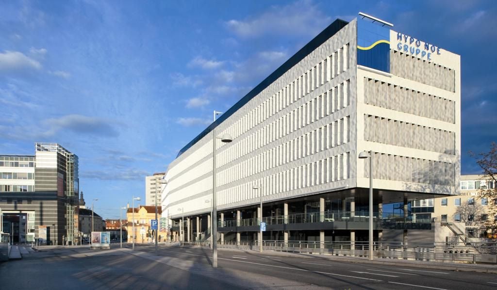Modernes Bürogebäude der Hypo NOE Gruppe in St. Pölten bei Tageslicht.