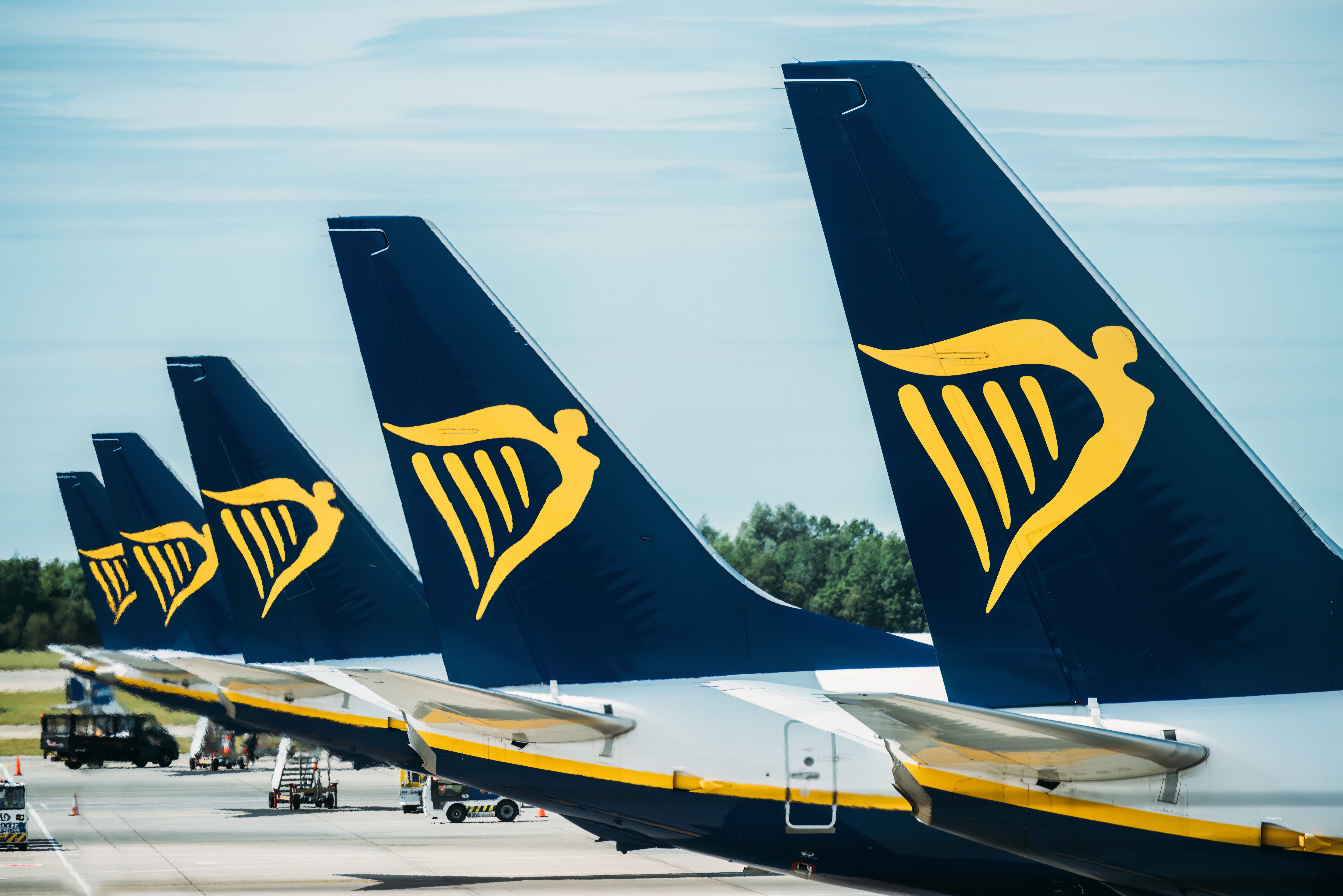 Mehrere Ryanair-Flugzeuge stehen nebeneinander auf dem Rollfeld des Flughafens Stansted.