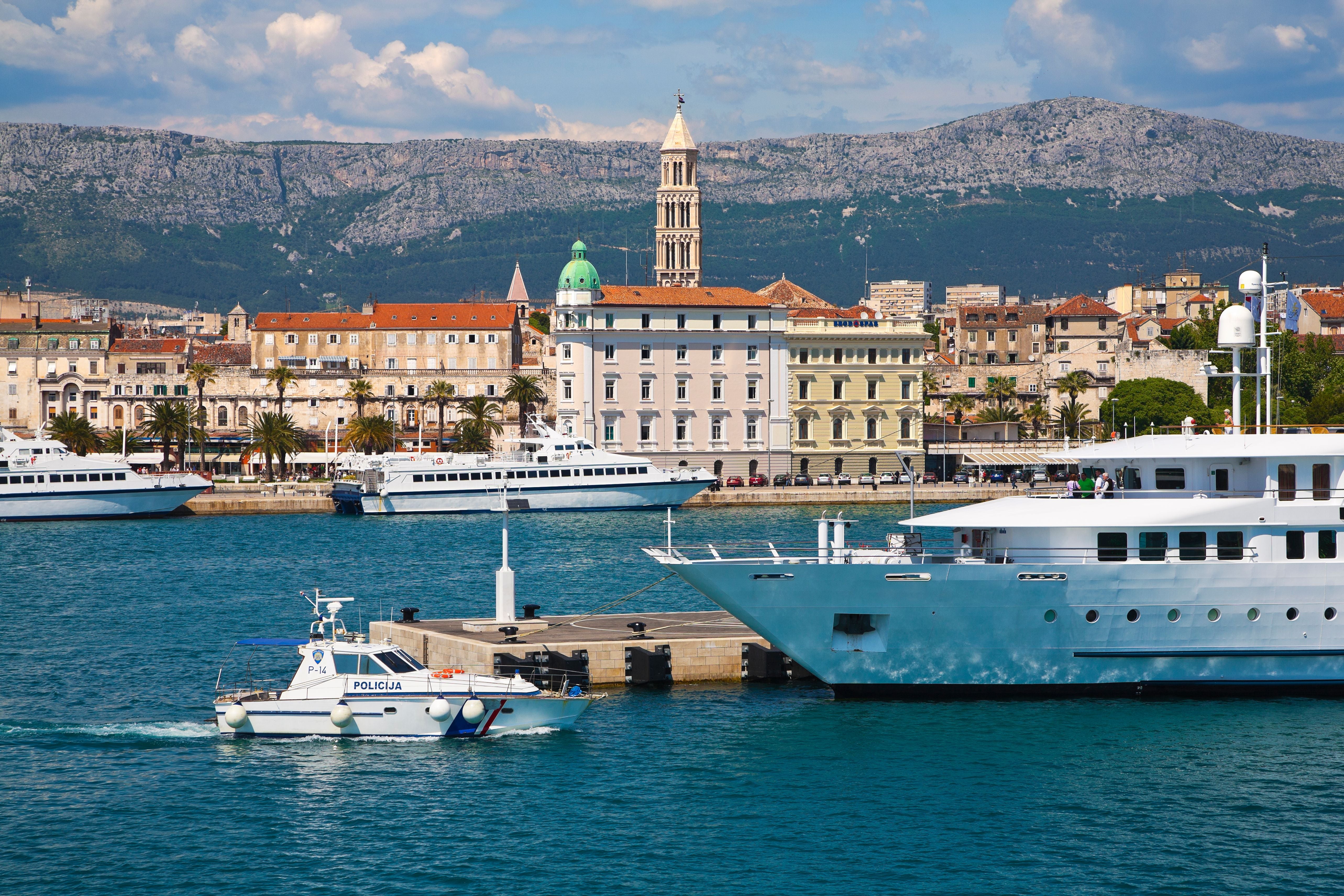 Blick auf den Hafen von Split mit Jachten, Polizeiboot und dem Glockenturm von St. Domnius.