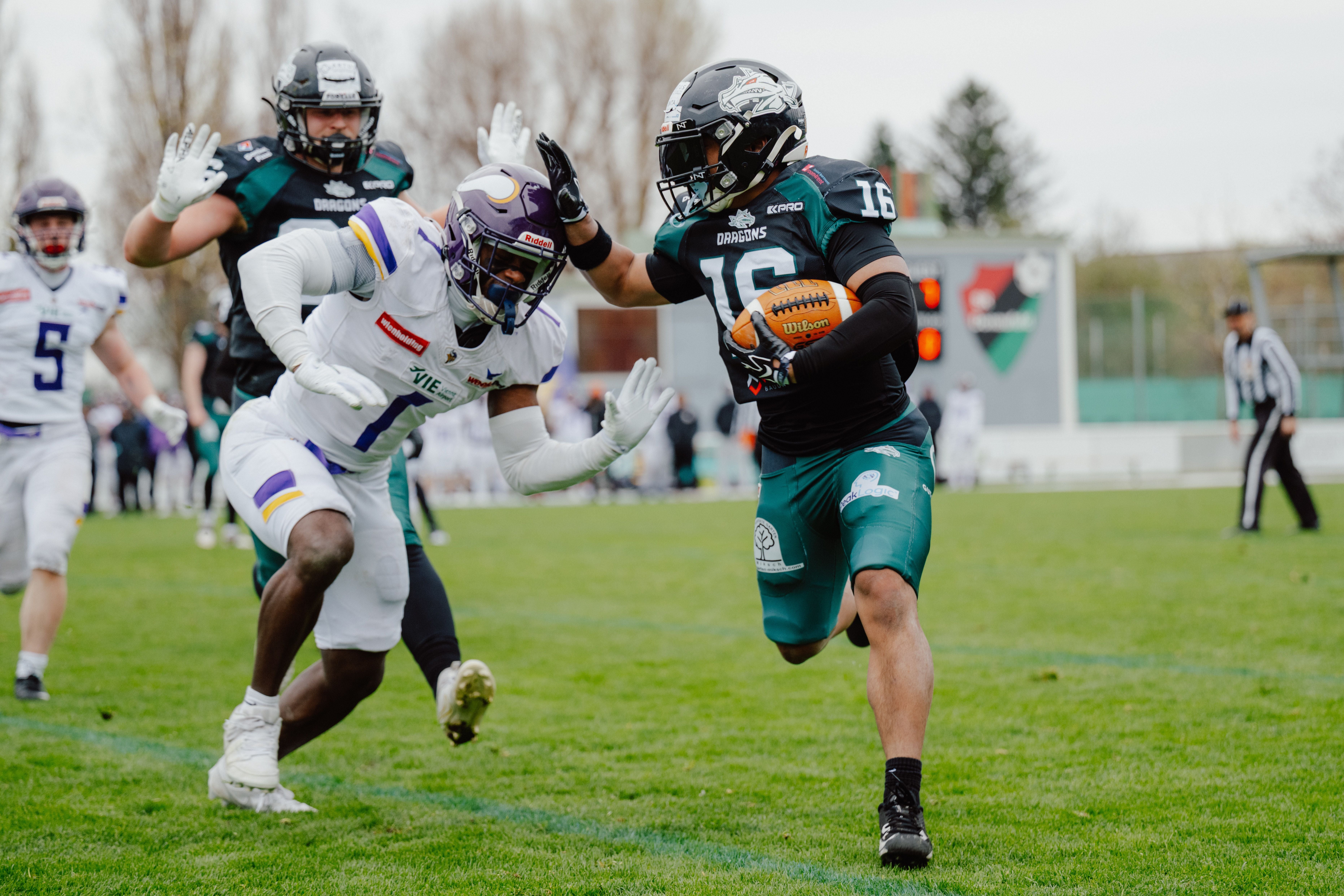 VIENNA,AUSTRIA,28.MAR.26 - AMERICAN FOOTBALL - AFL, Austrian Football League, Danube Dragons vs Vienna Vikings. Image shows Raylens Jonothan Boutin (Vikings) and Marvyn Acenas (Danube Dragons). Photo: GEPA pictures/ Alexander Solc
