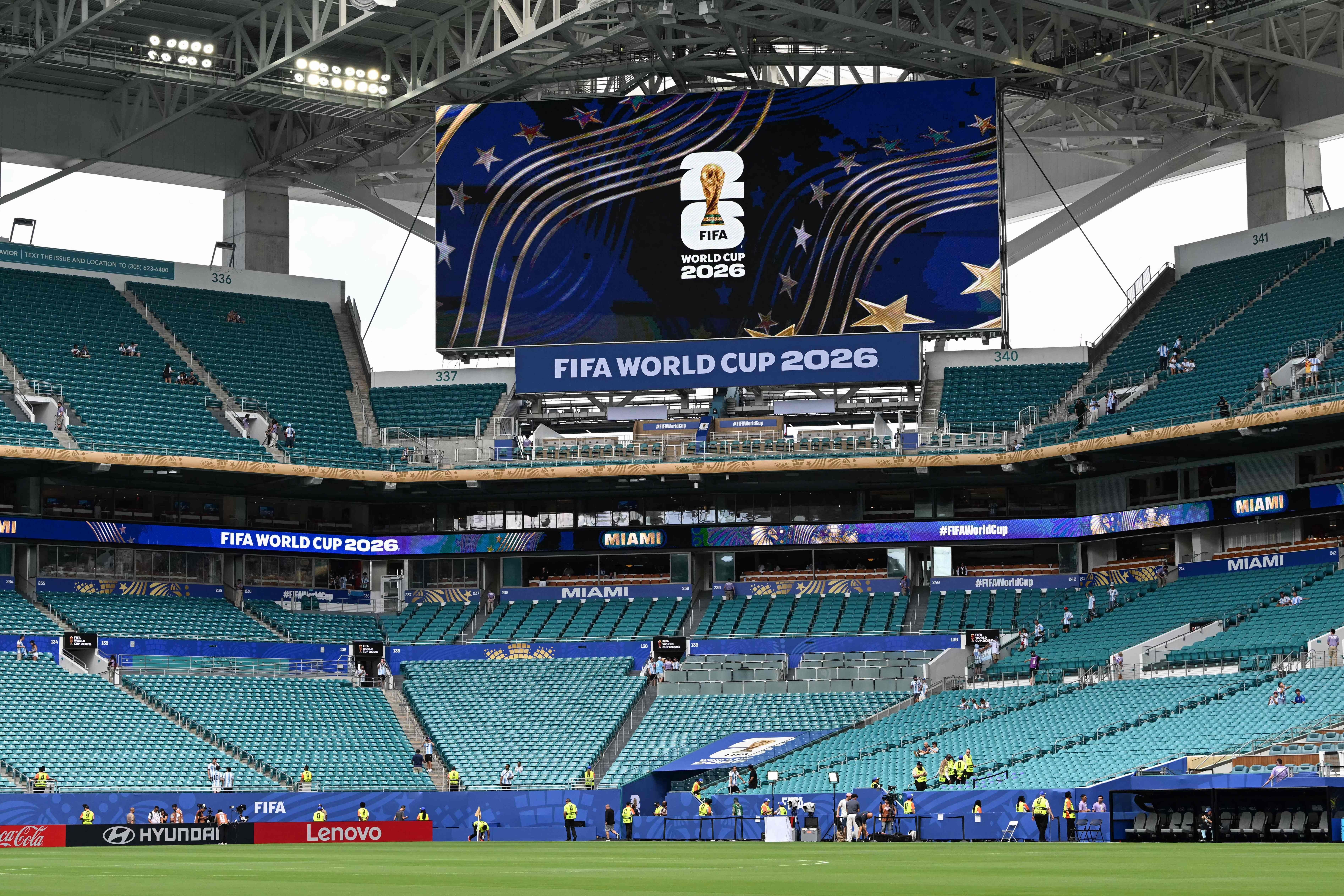 Leeres Stadion mit FIFA World Cup 2026 Logo auf großer Anzeigetafel in Miami.